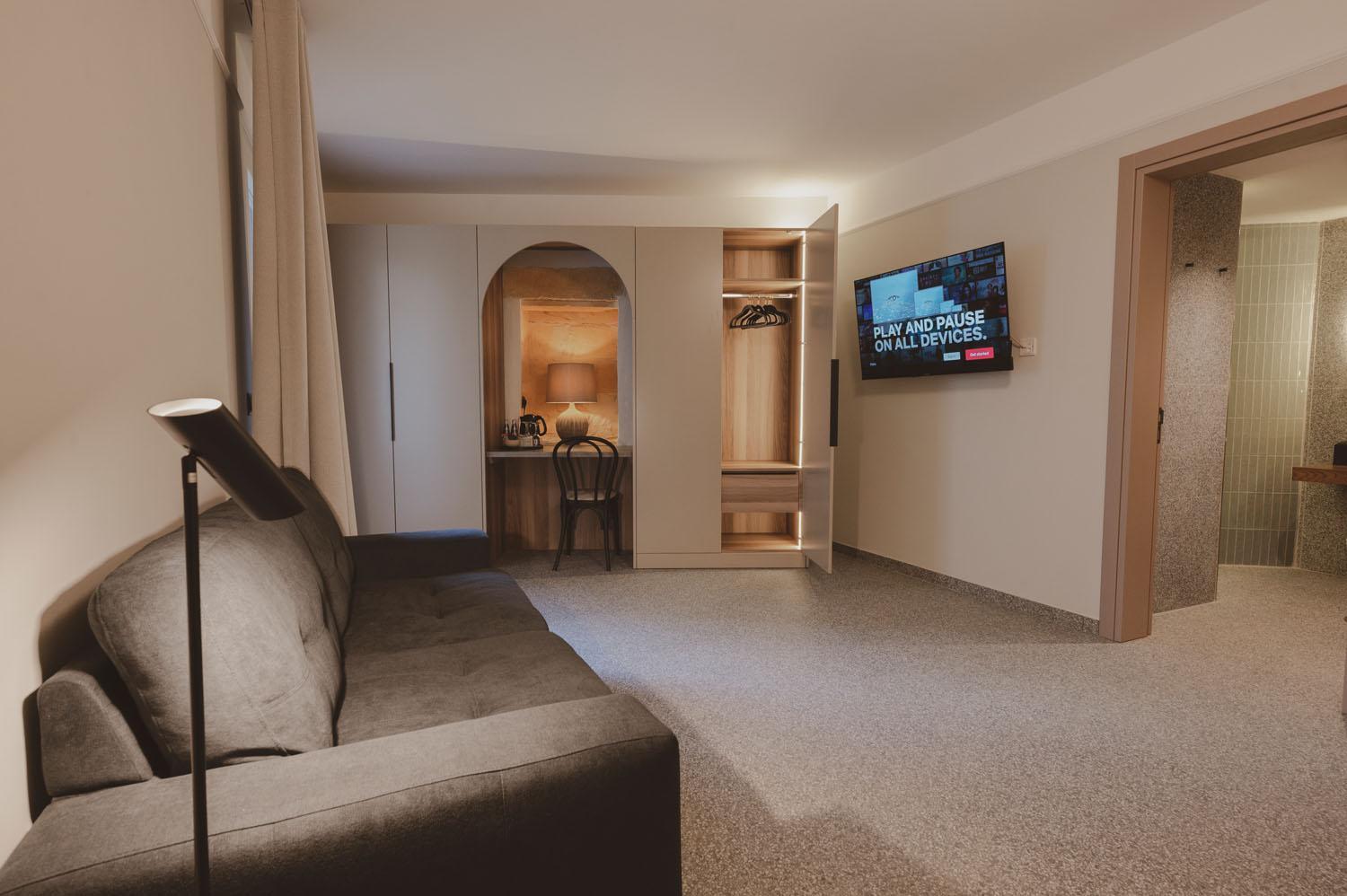 Superior Double or Twin Room with Balcony and Sofa Bed  - Photo 34