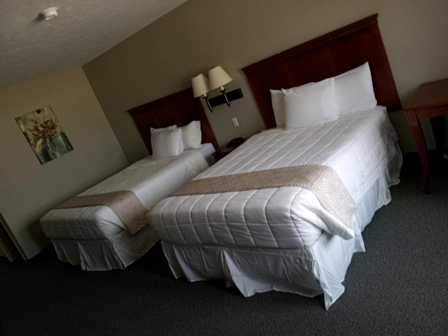 Queen Room with Two Queen Beds - Photo 2