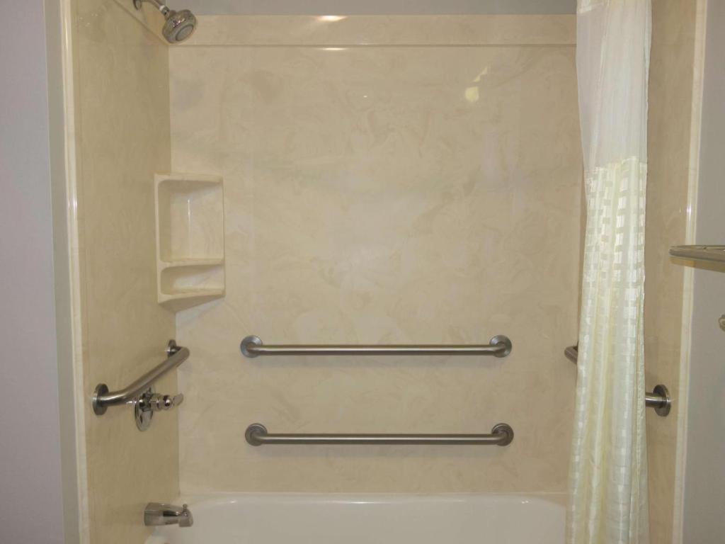 King Room with Bath Tub - Mobility Accessible/Non-Smoking - Photo 4