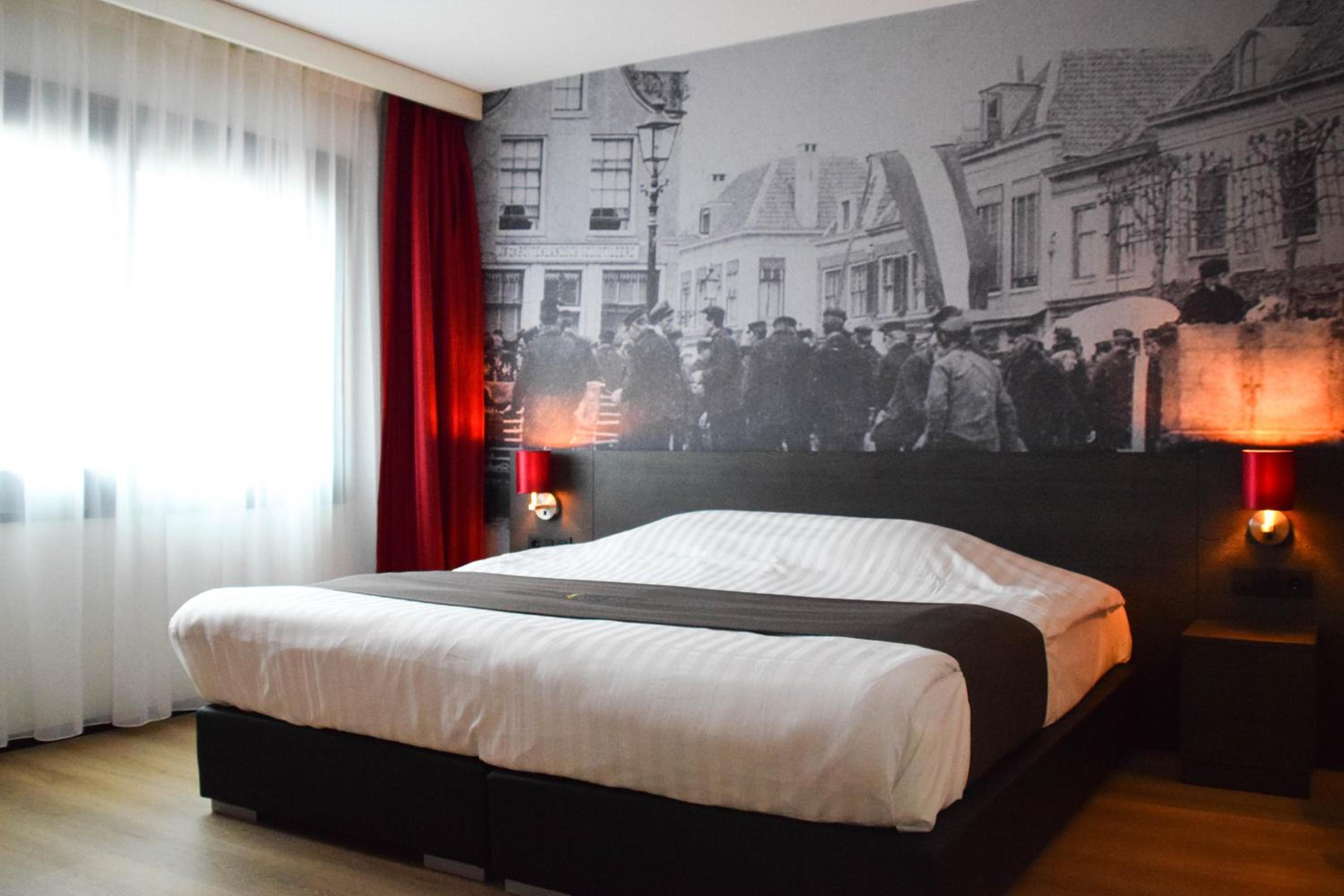 Deluxe King Suite photo 1