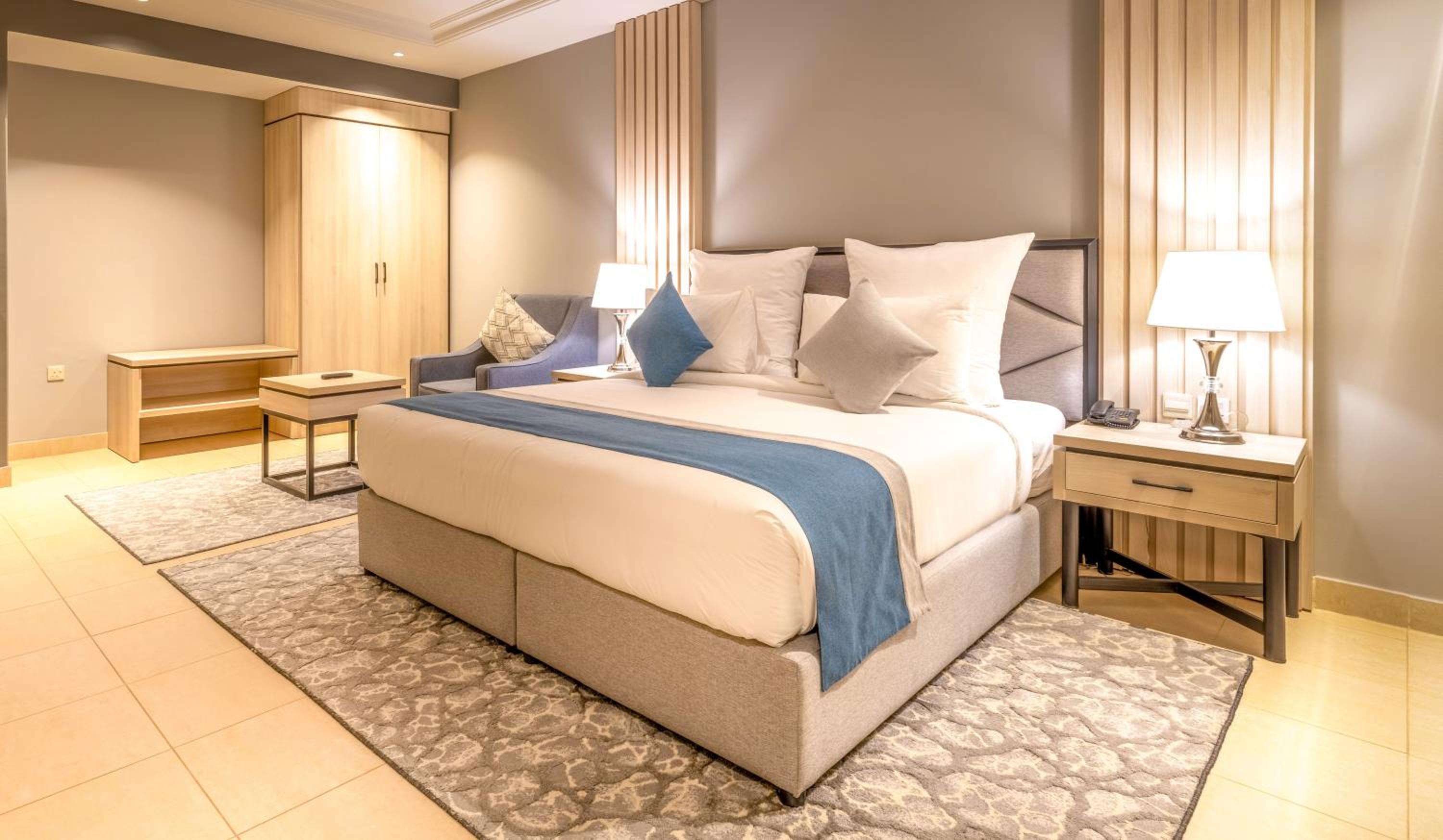 Deluxe King Room - Photo 9