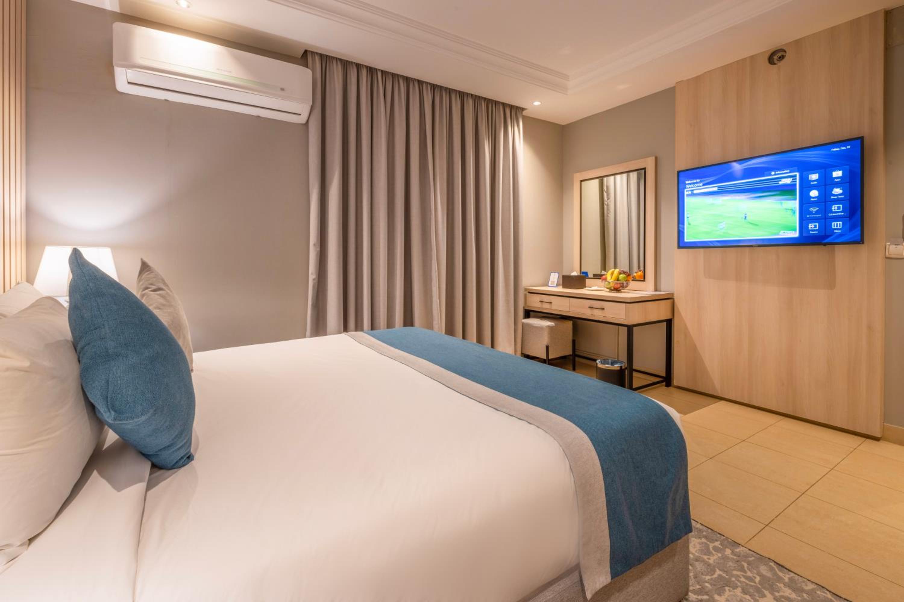 Deluxe King Room - Photo 2