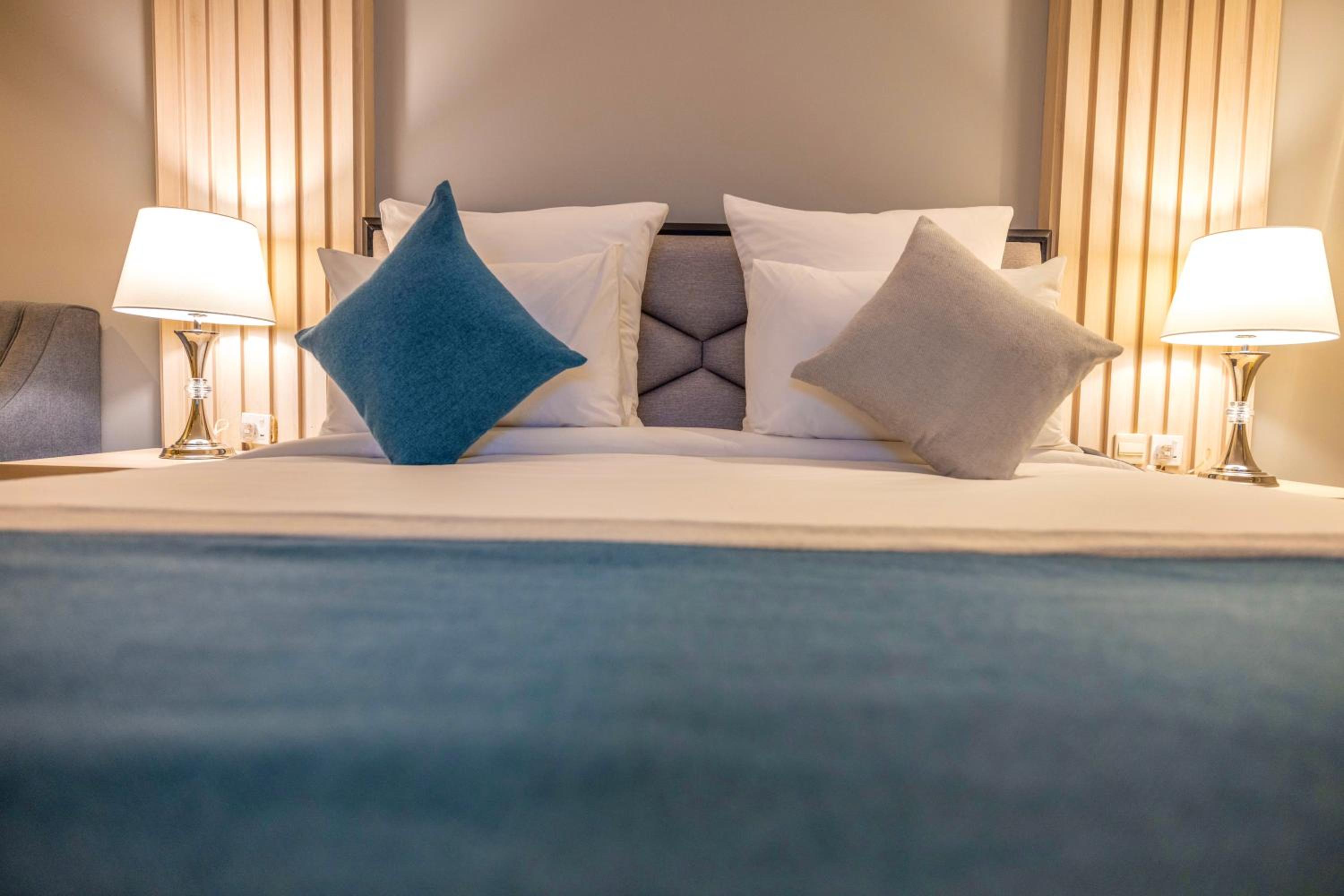 Deluxe King Room - Photo 6