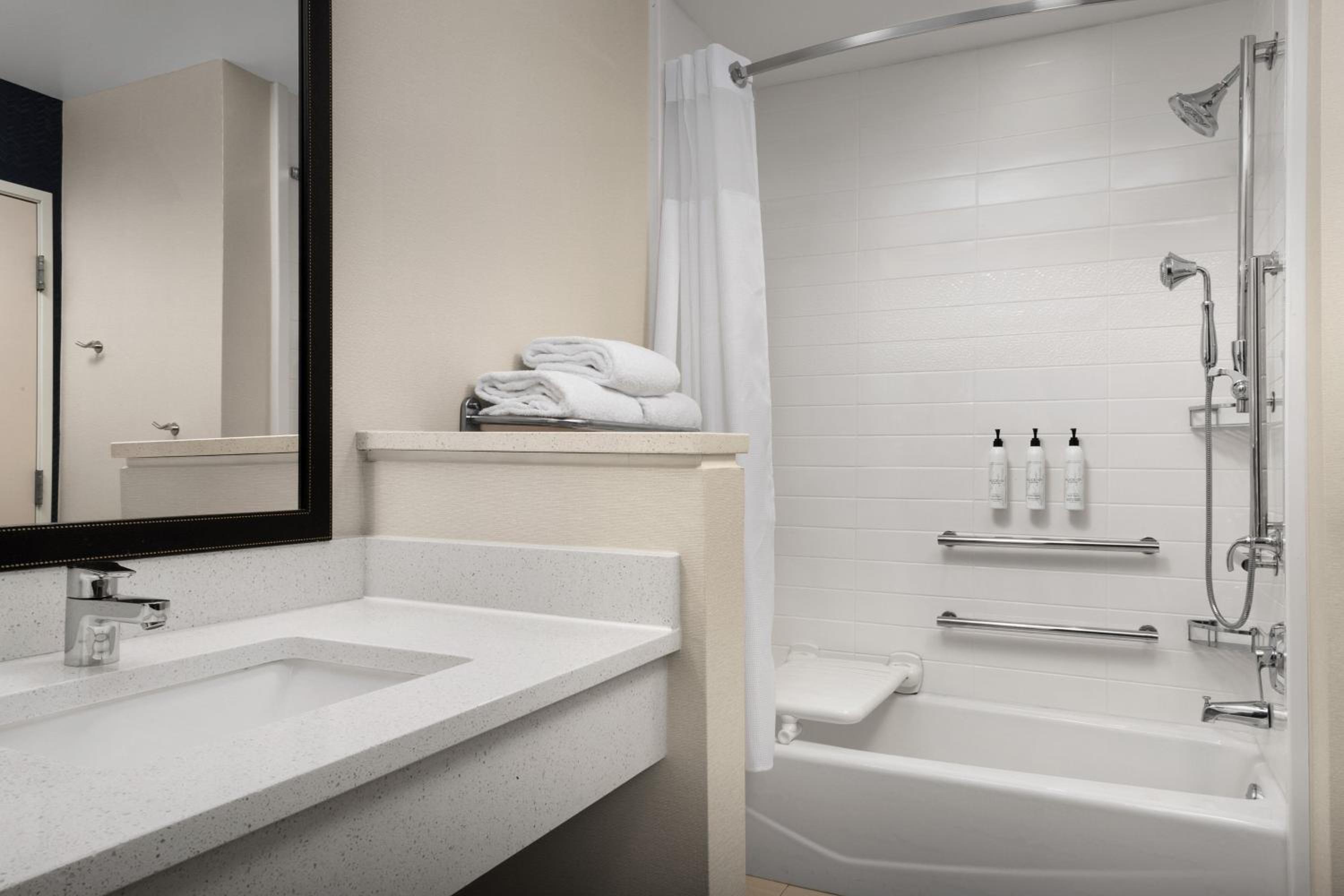 King Room with Roll-In Shower - Mobility Access/Hearing Accessible
