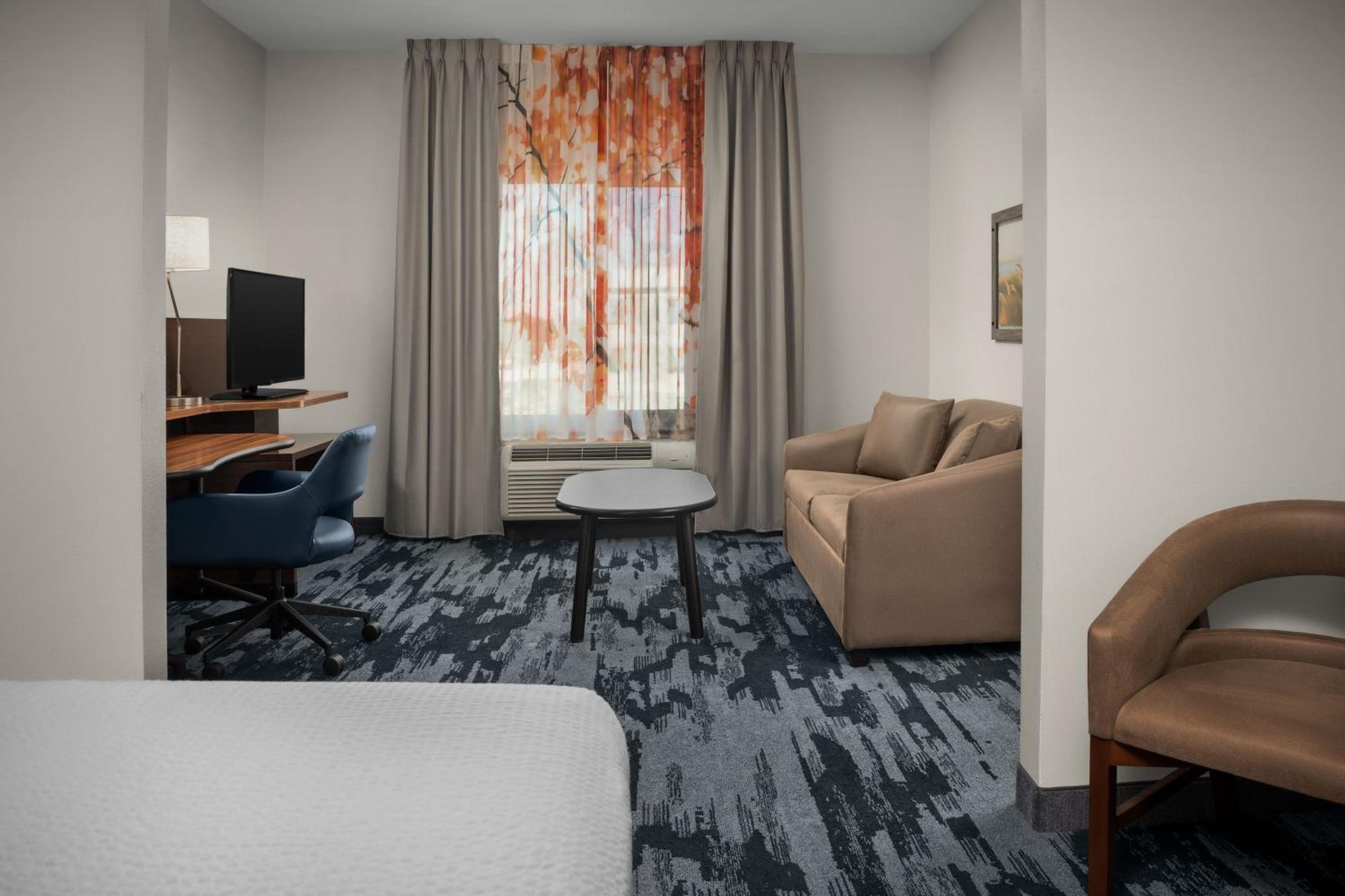 Queen Suite with Two Queen Beds, Bathtub and Sofa Bed - Mobility Access photo 2