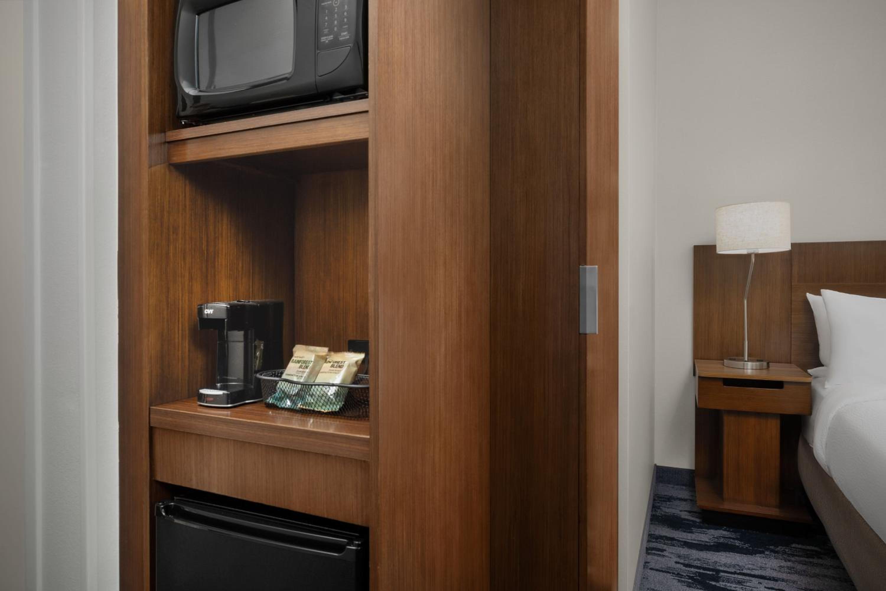 Queen Suite with Two Queen Beds, Bathtub and Sofa Bed - Mobility Access photo 3