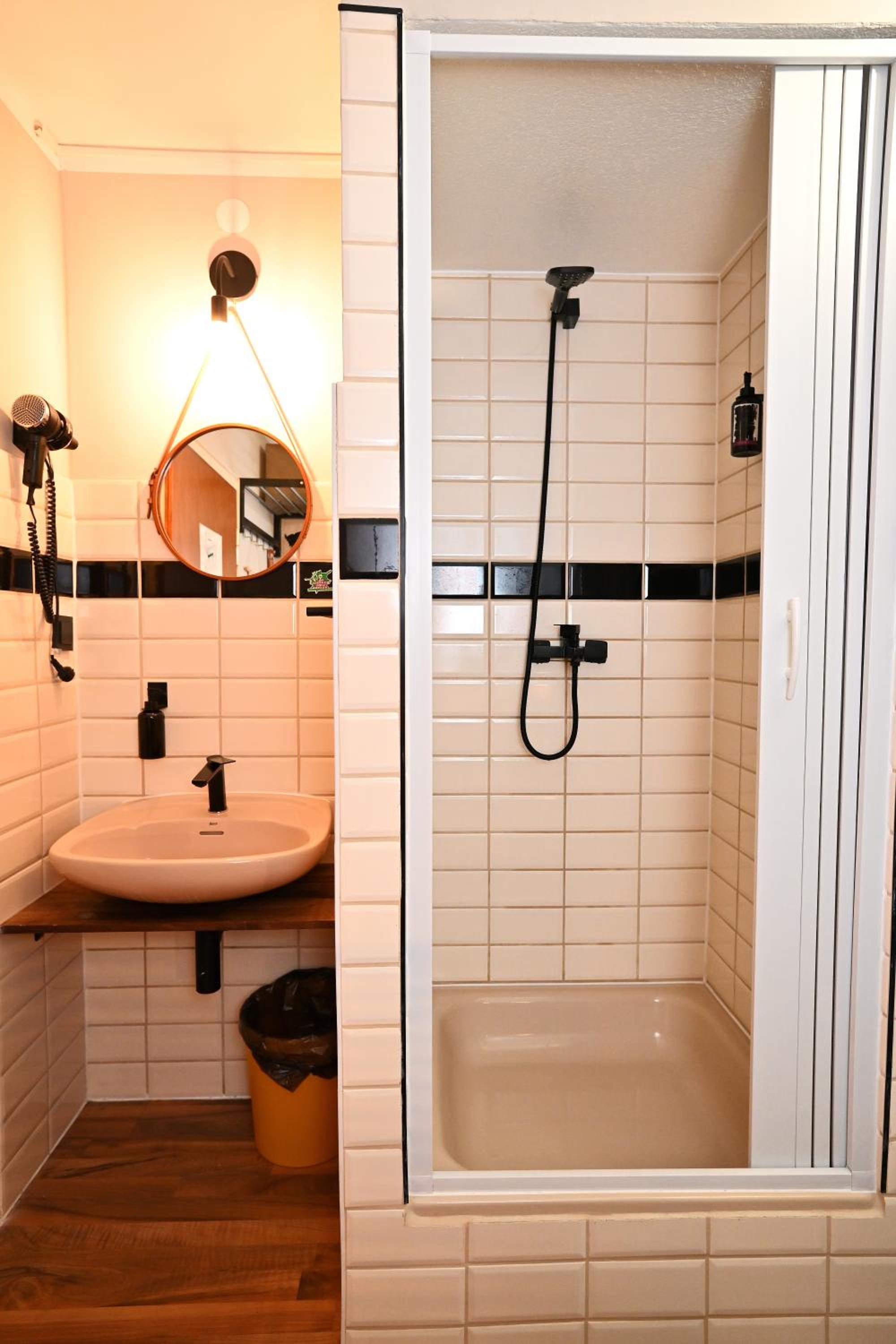 Twin Room with Shower - Photo 4