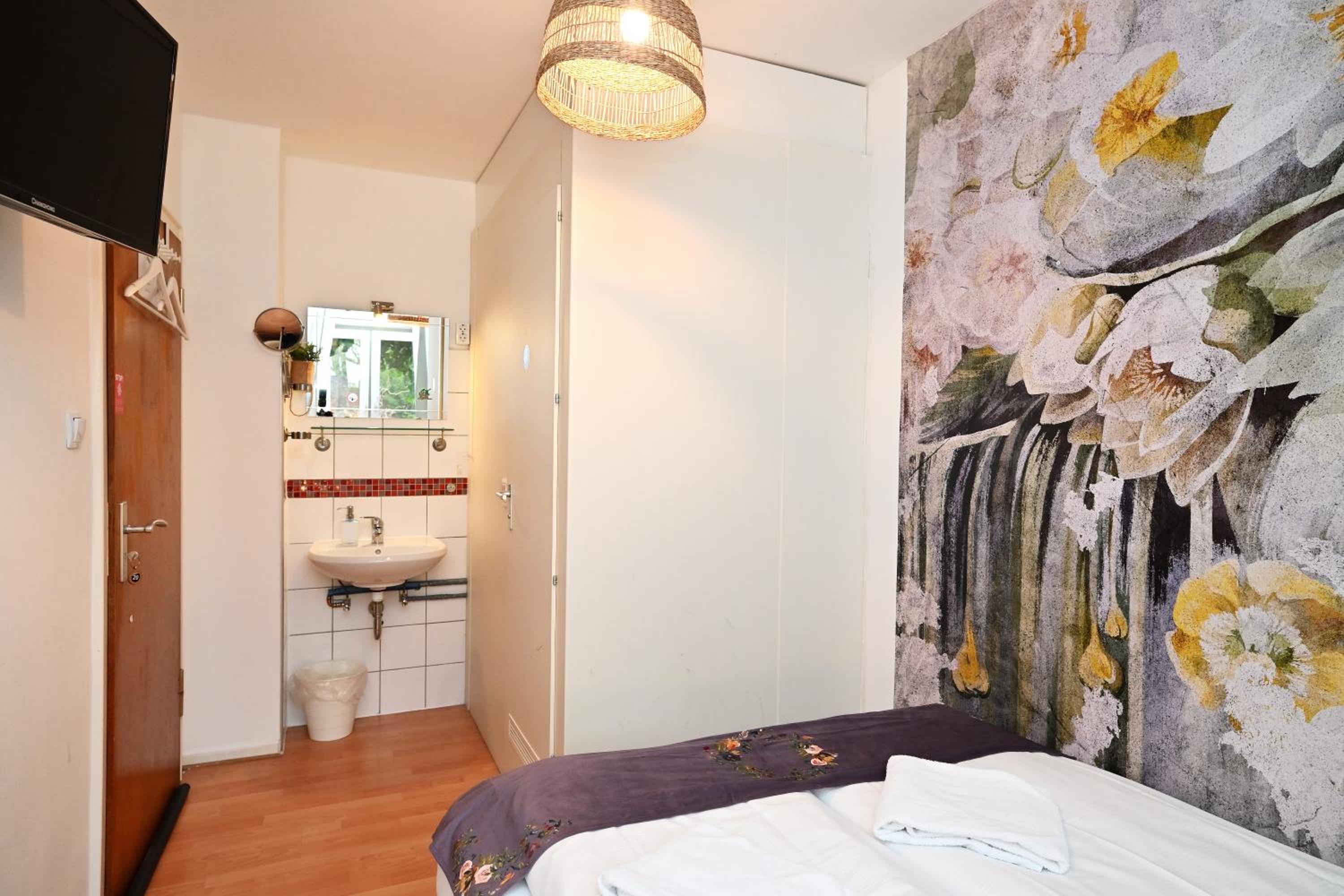 Double Room with Private Bathroom - Photo 6