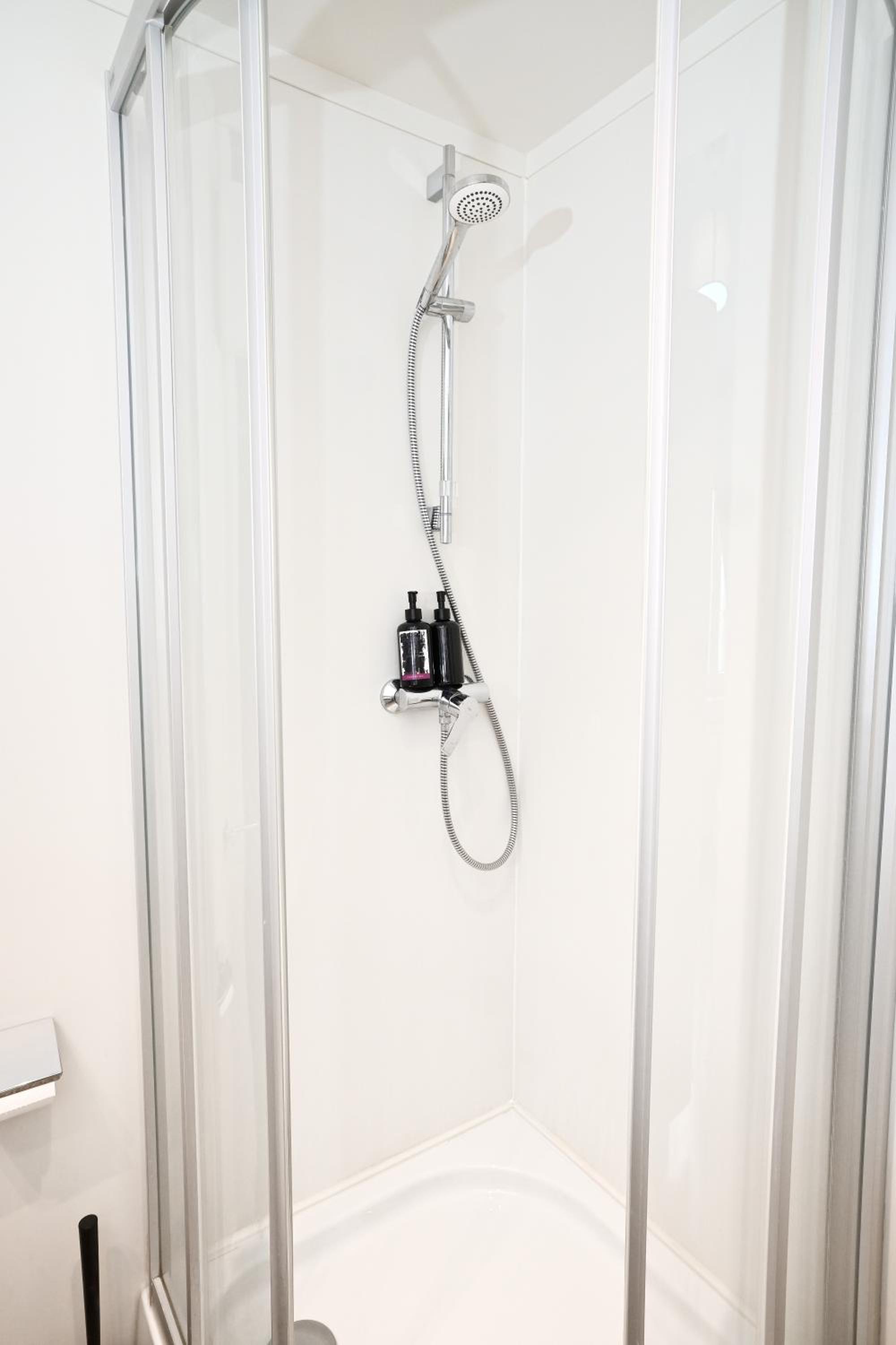 Twin Room with Private Bathroom - Photo 5