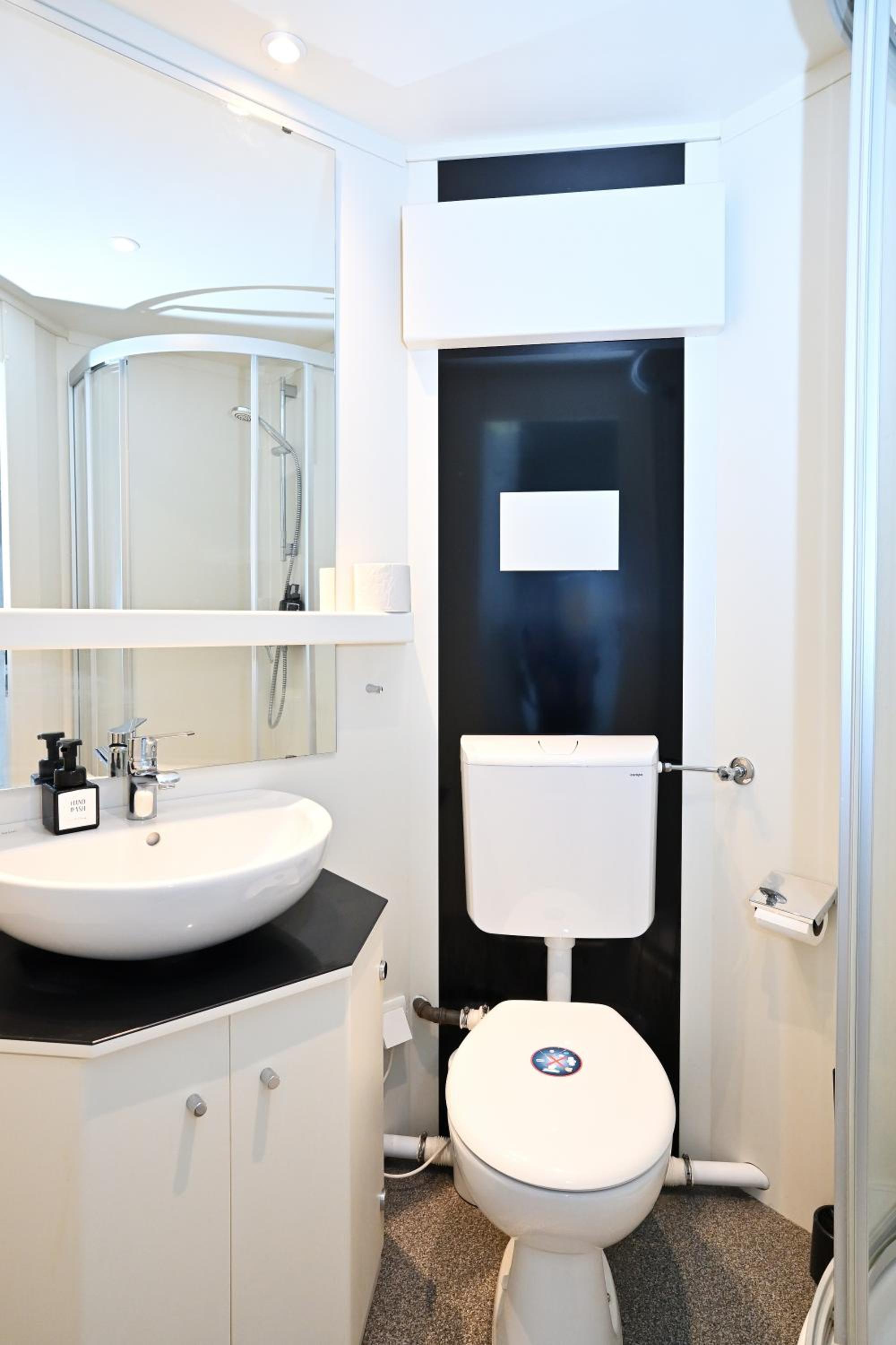 Twin Room with Private Bathroom - Photo 3