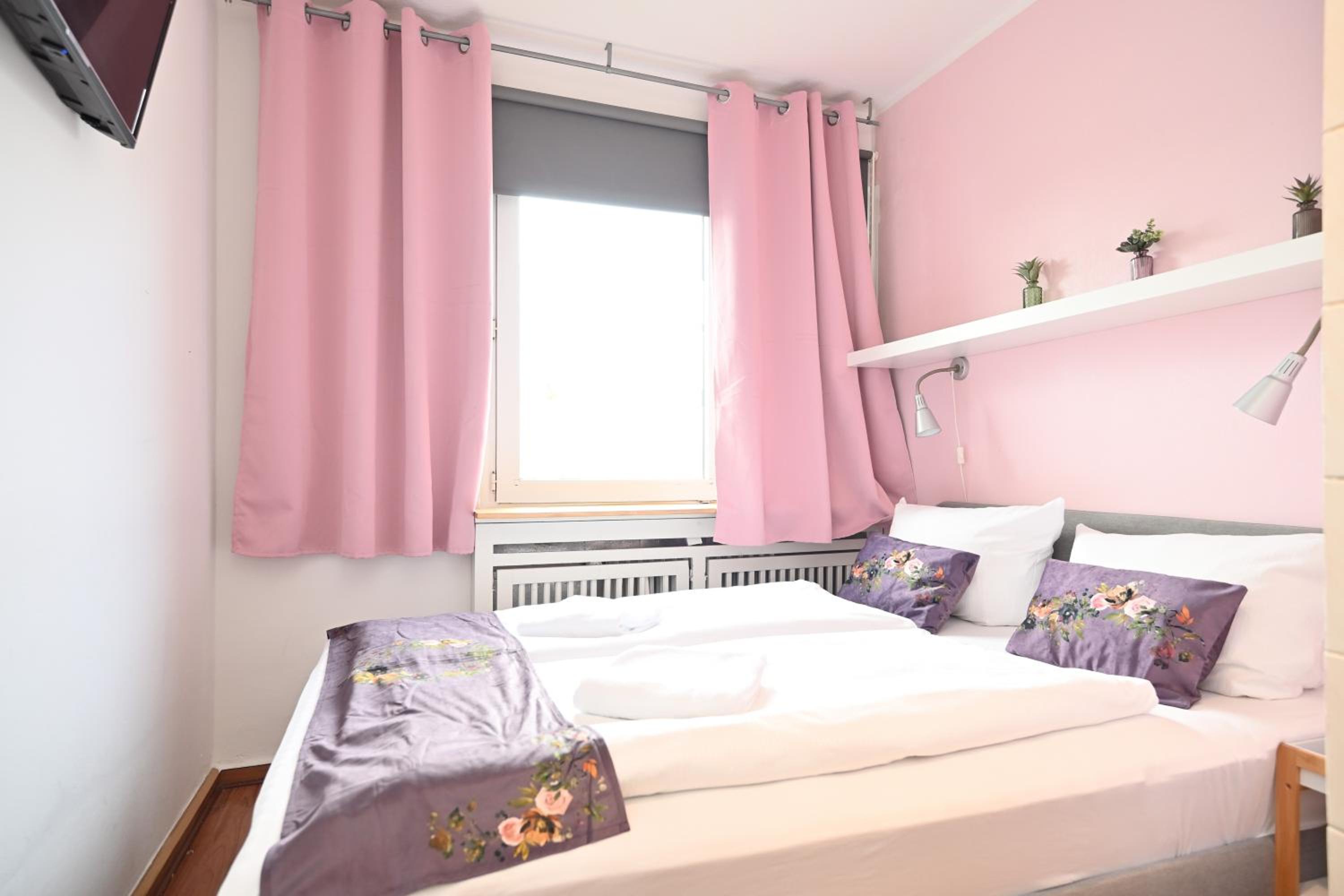 Budget Double Room - Photo 4
