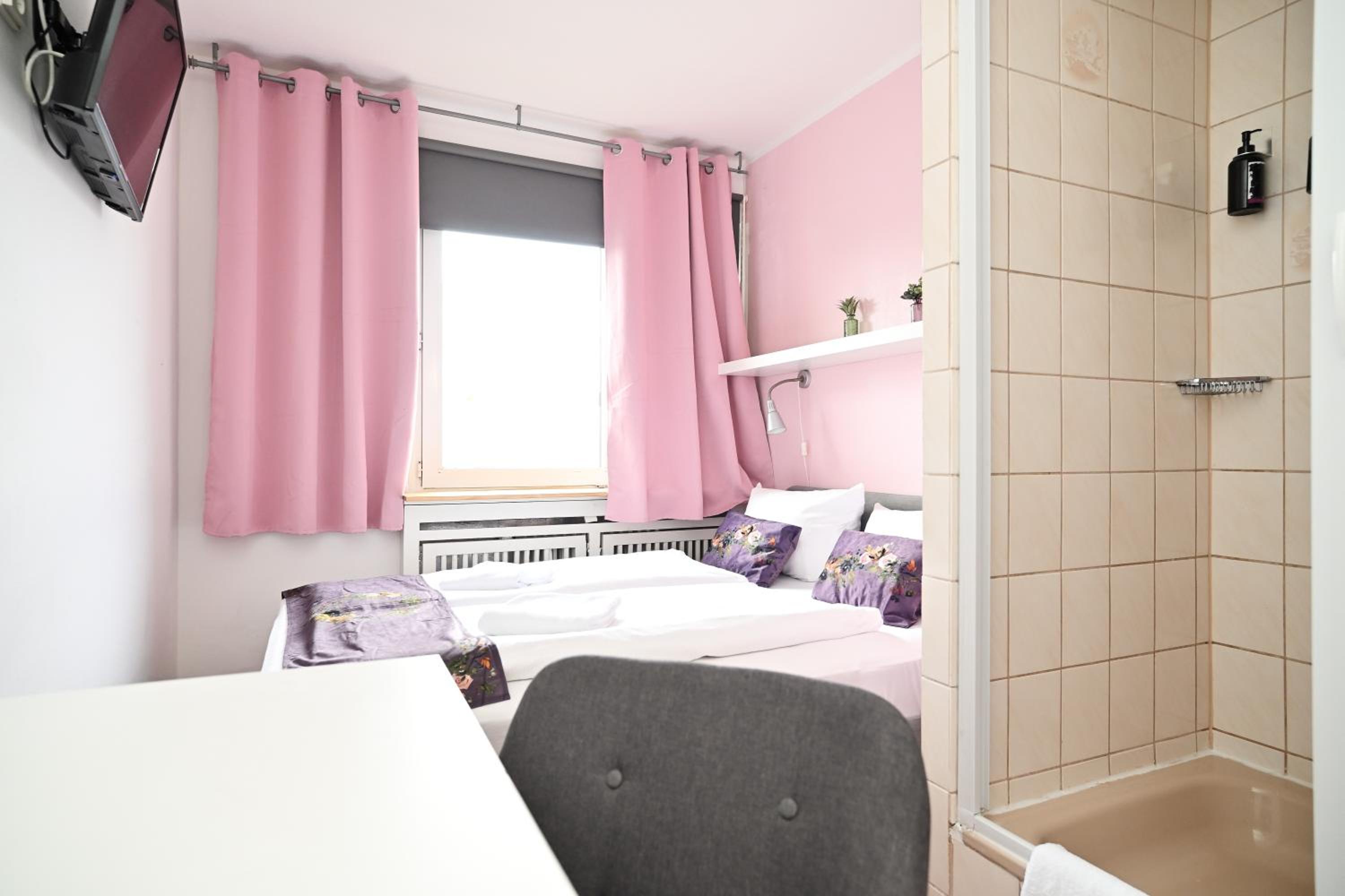 Budget Double Room - Photo 3