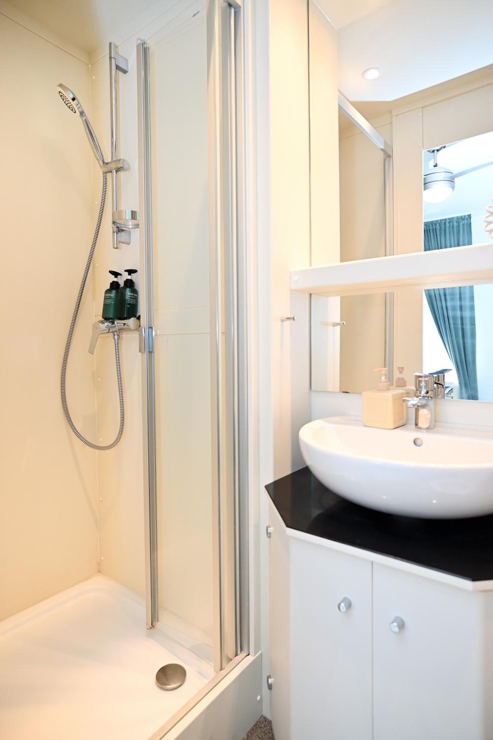 Twin Room with Private Bathroom - Photo 4