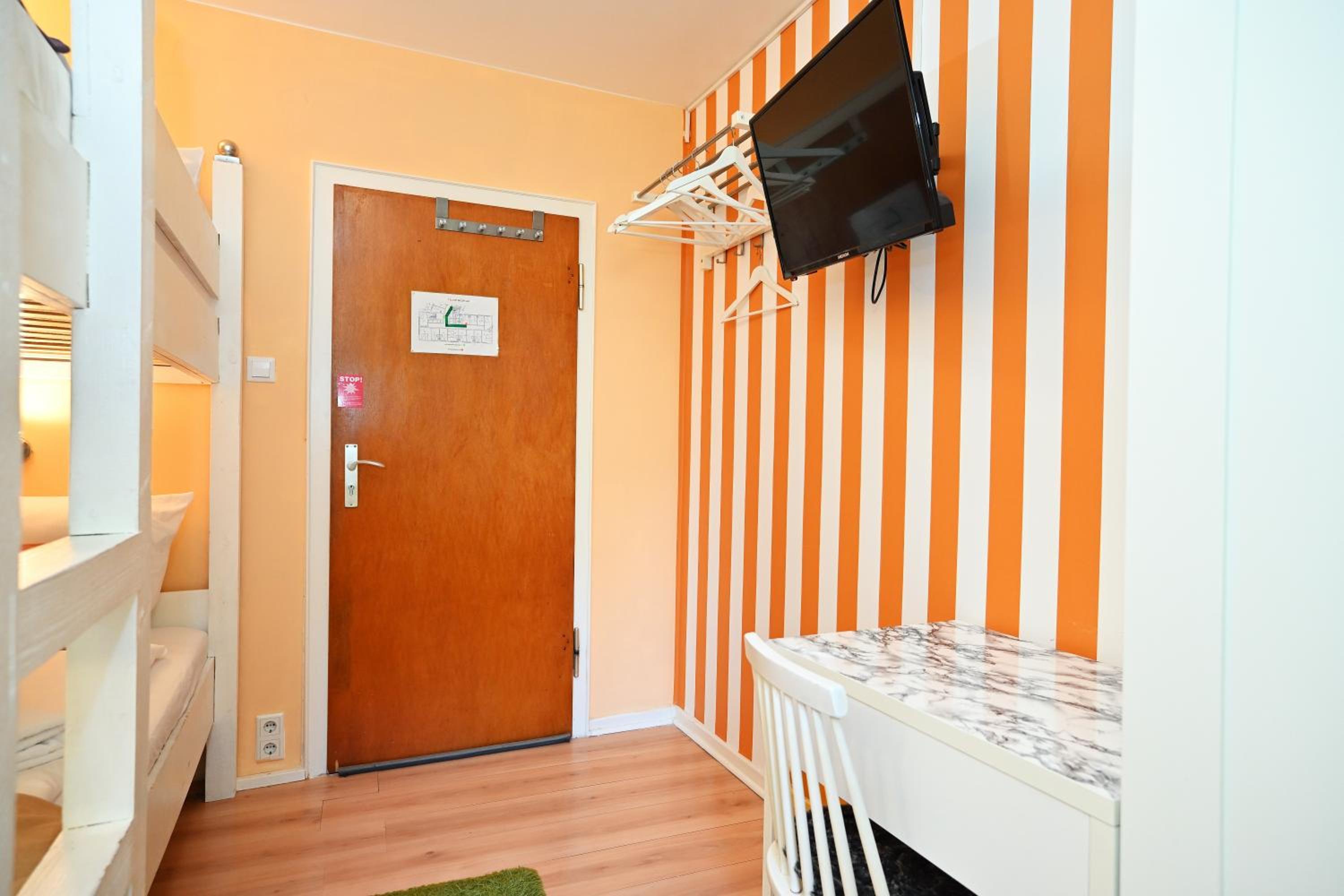 Economy Twin Room with Shared Bathroom photo 2