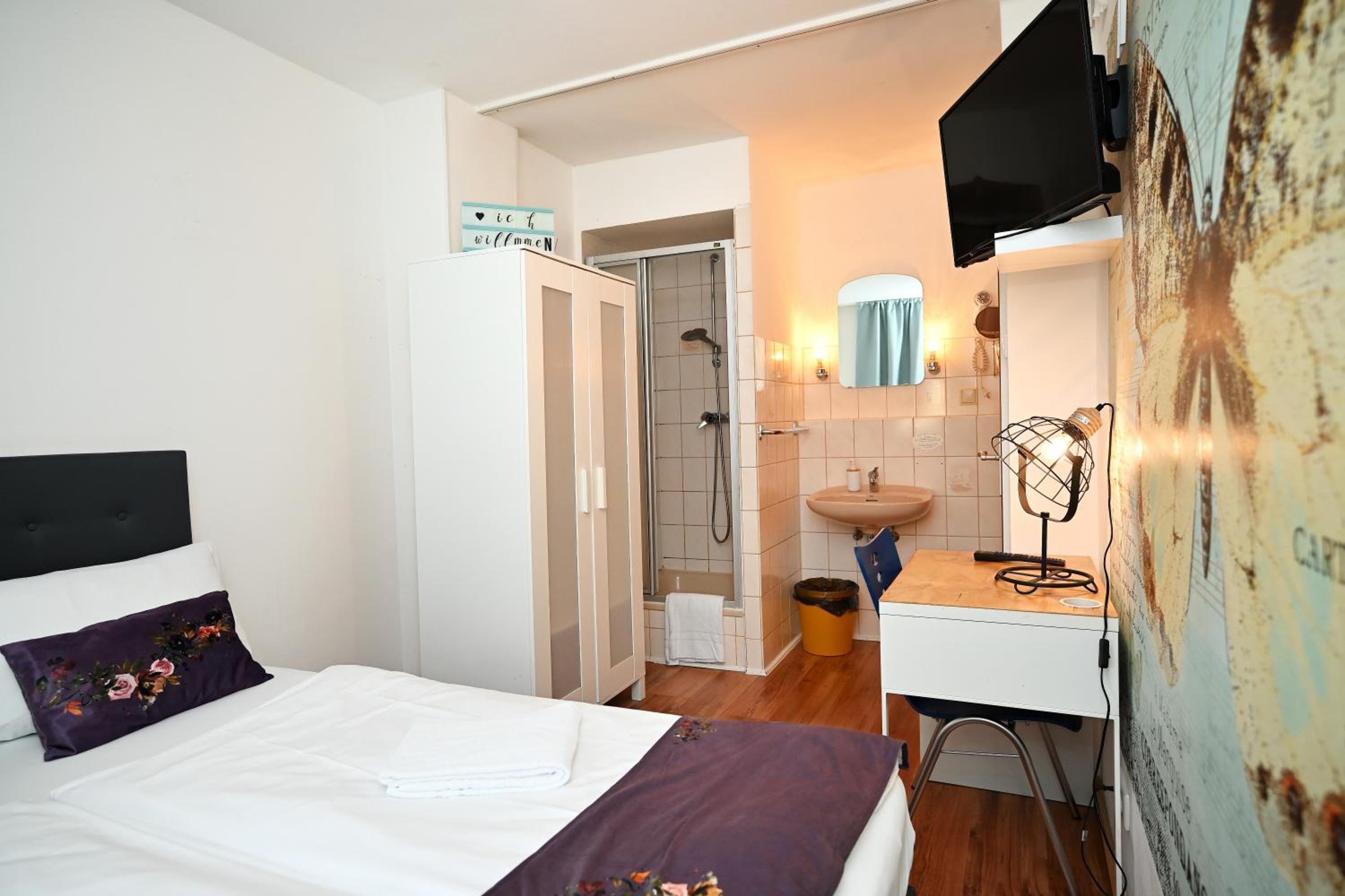 Budget Double Room - Photo 9