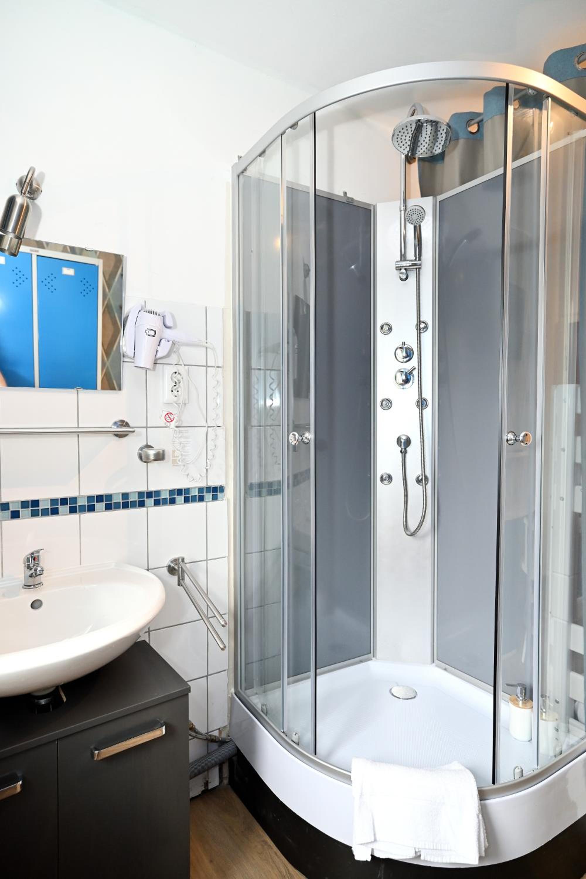 Twin Room with Shower - Photo 7