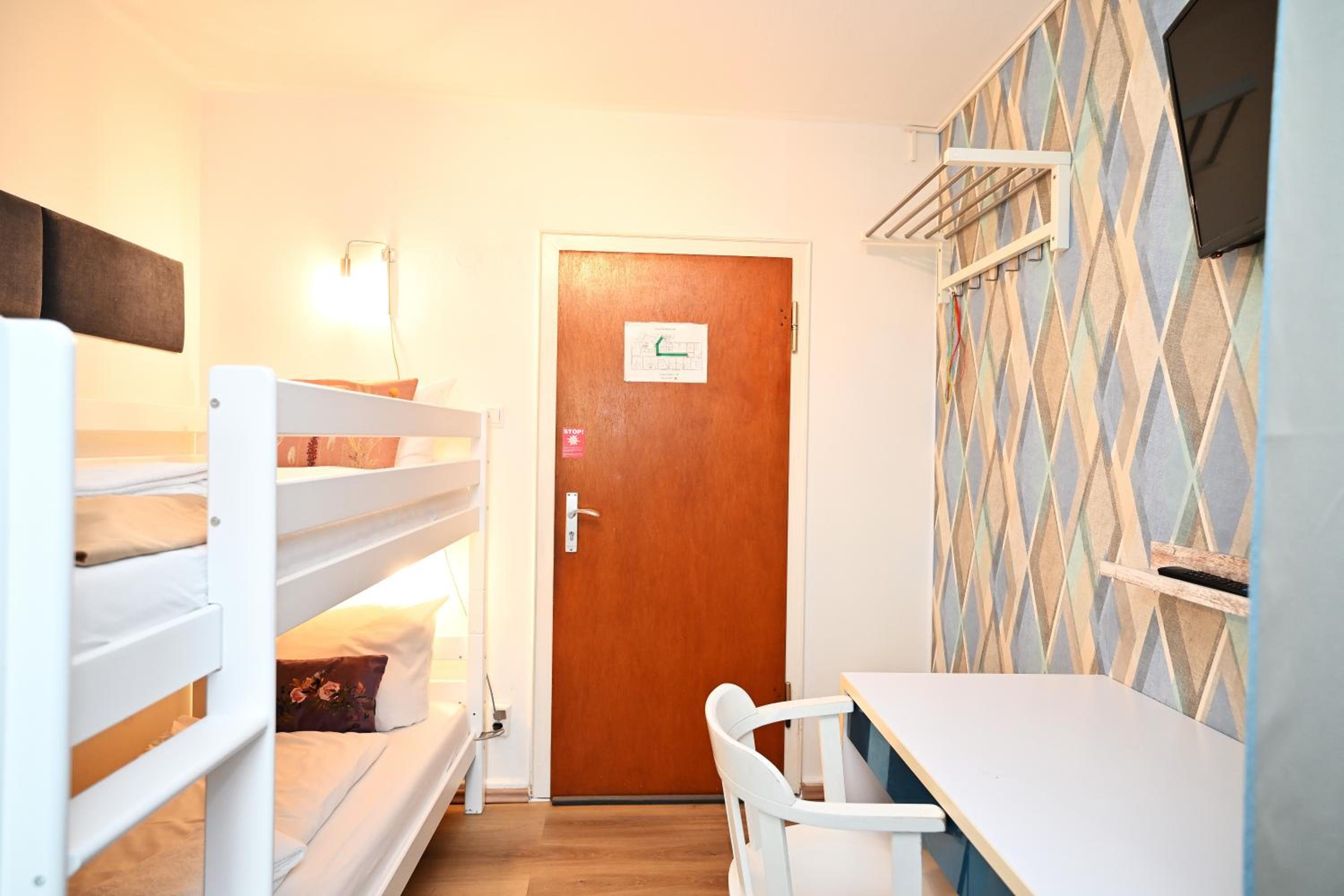 Twin Room with Shower - Photo 2