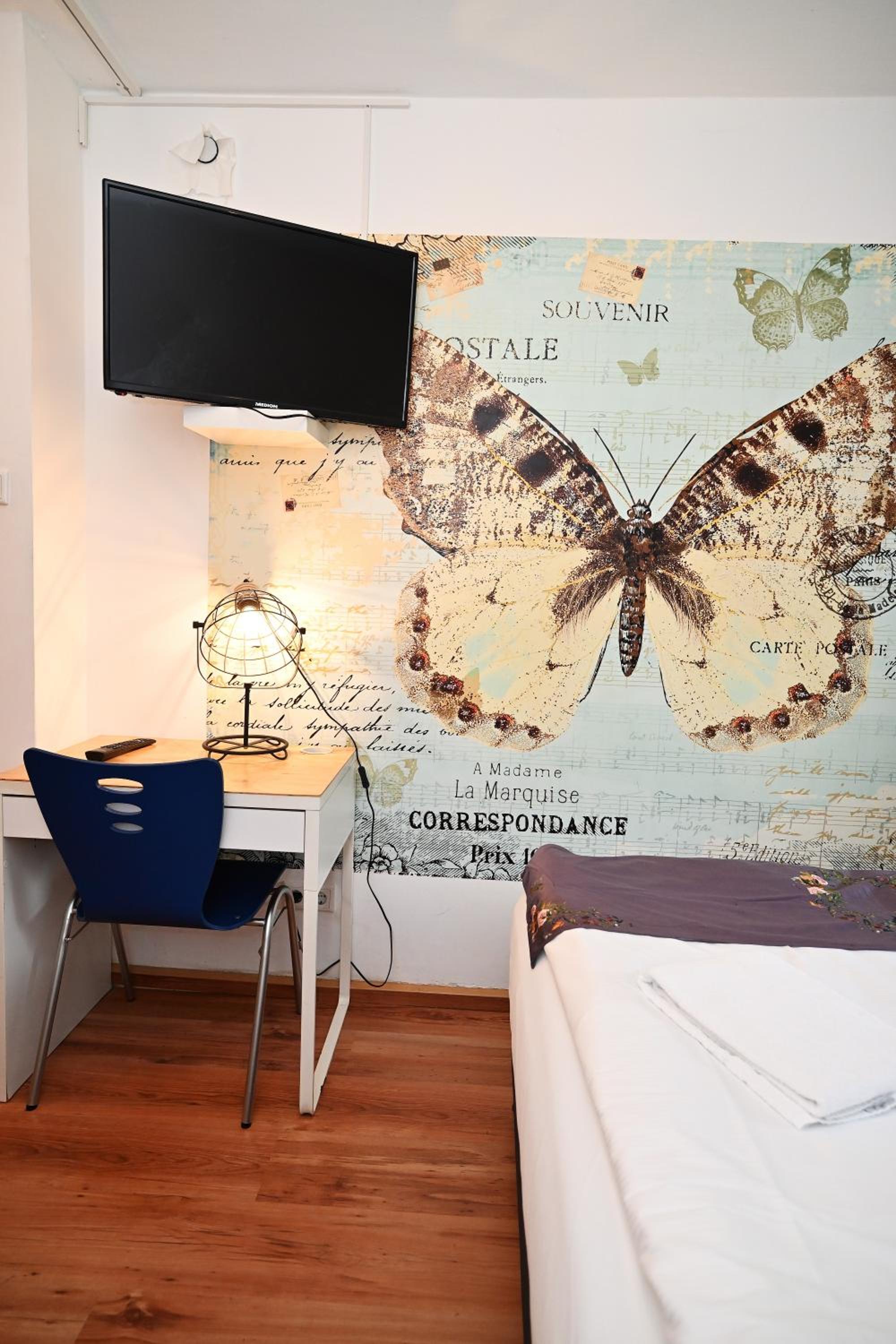 Budget Double Room - Photo 8