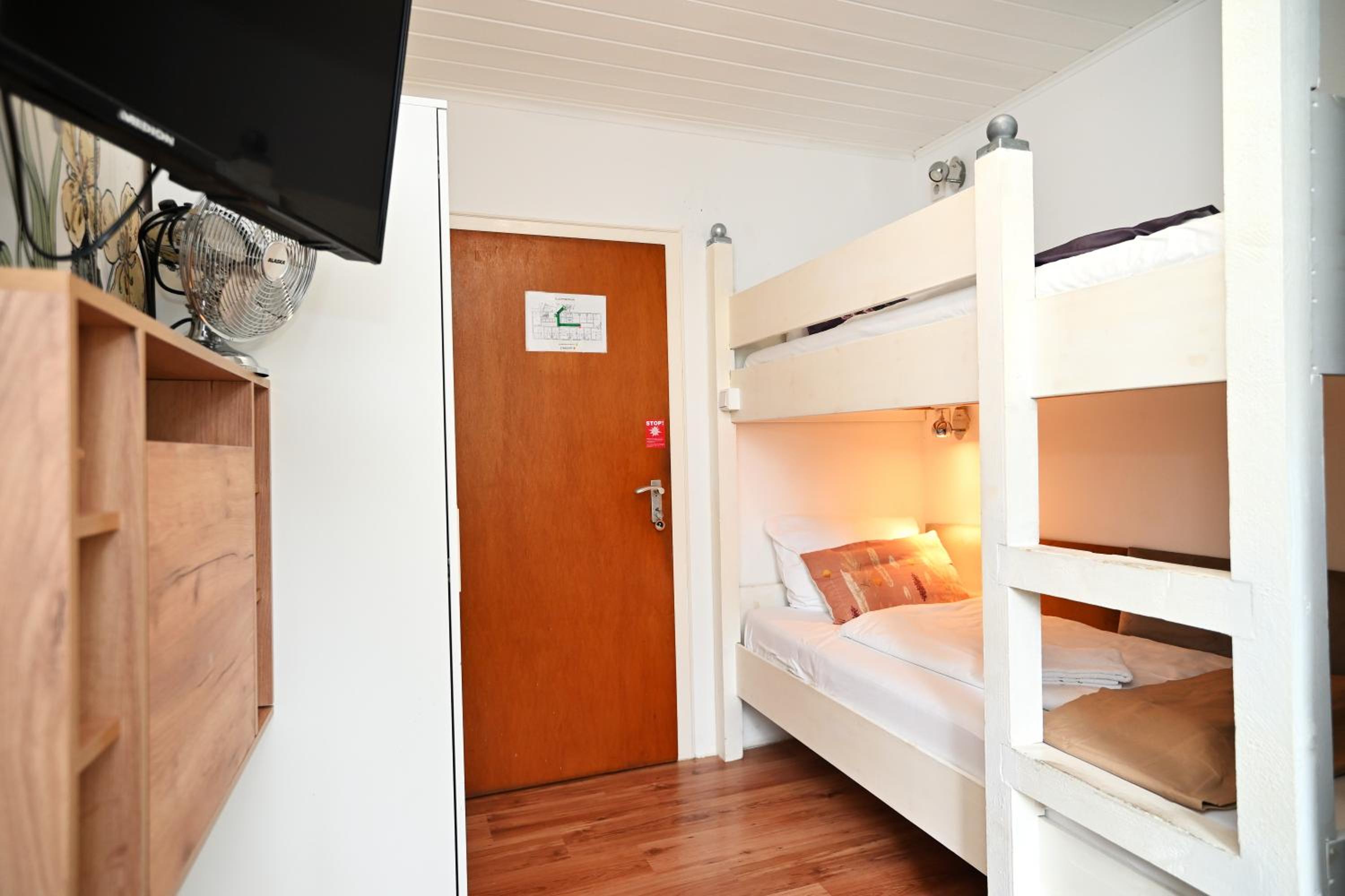 Twin Room with Shower - Photo 9