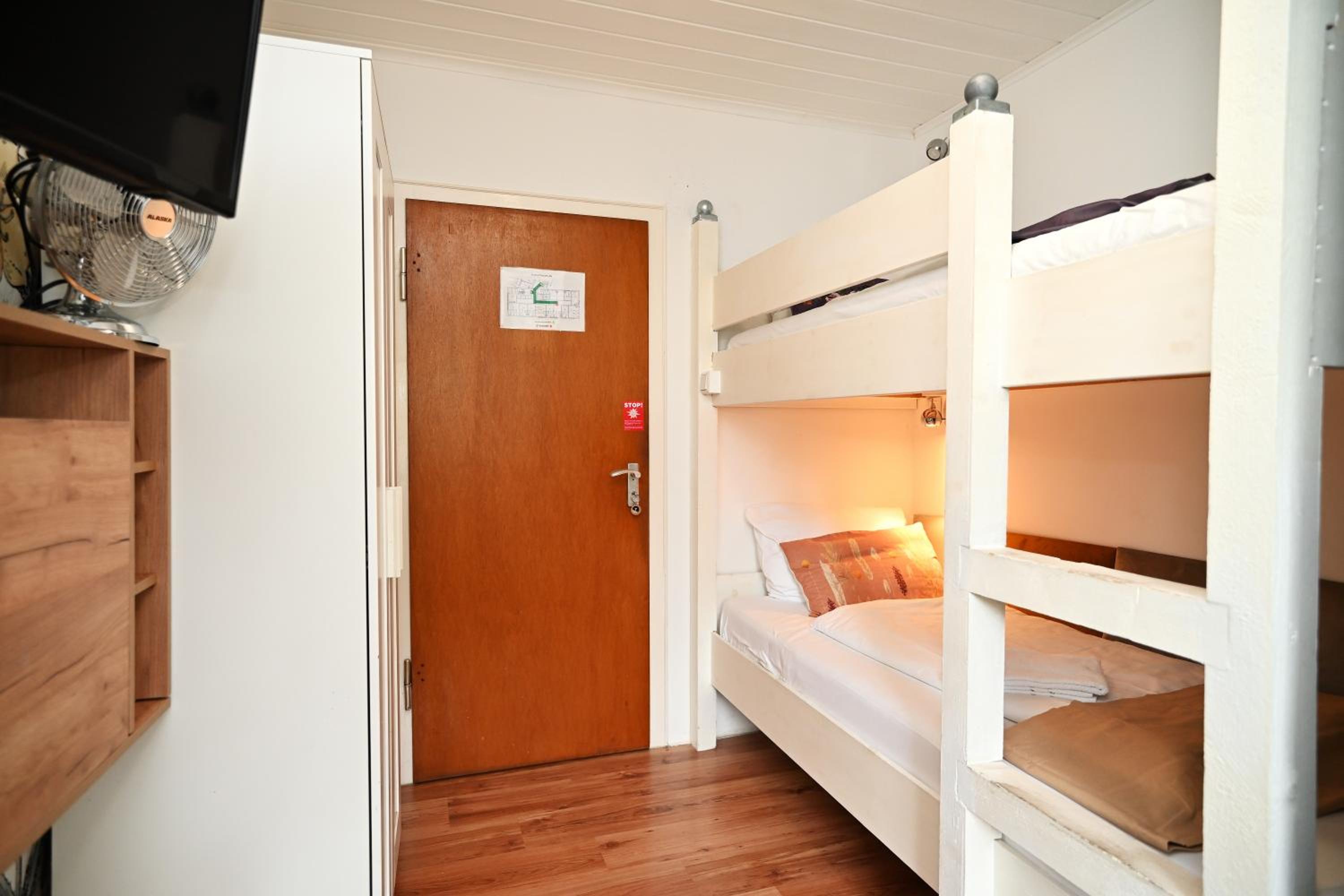 Twin Room with Private Bathroom - Photo 6