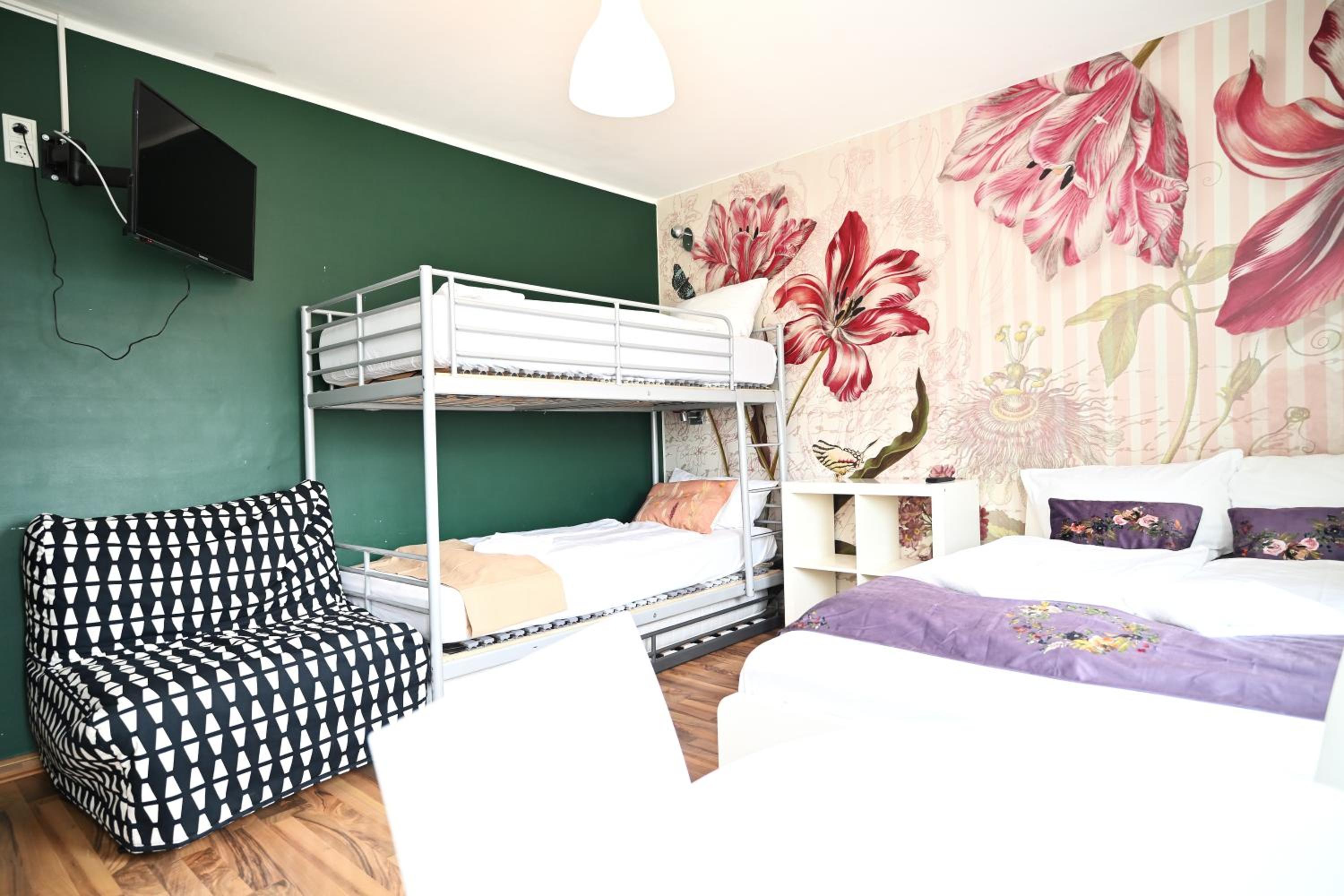 Economy Quadruple Room with Shared Bathroom photo 2