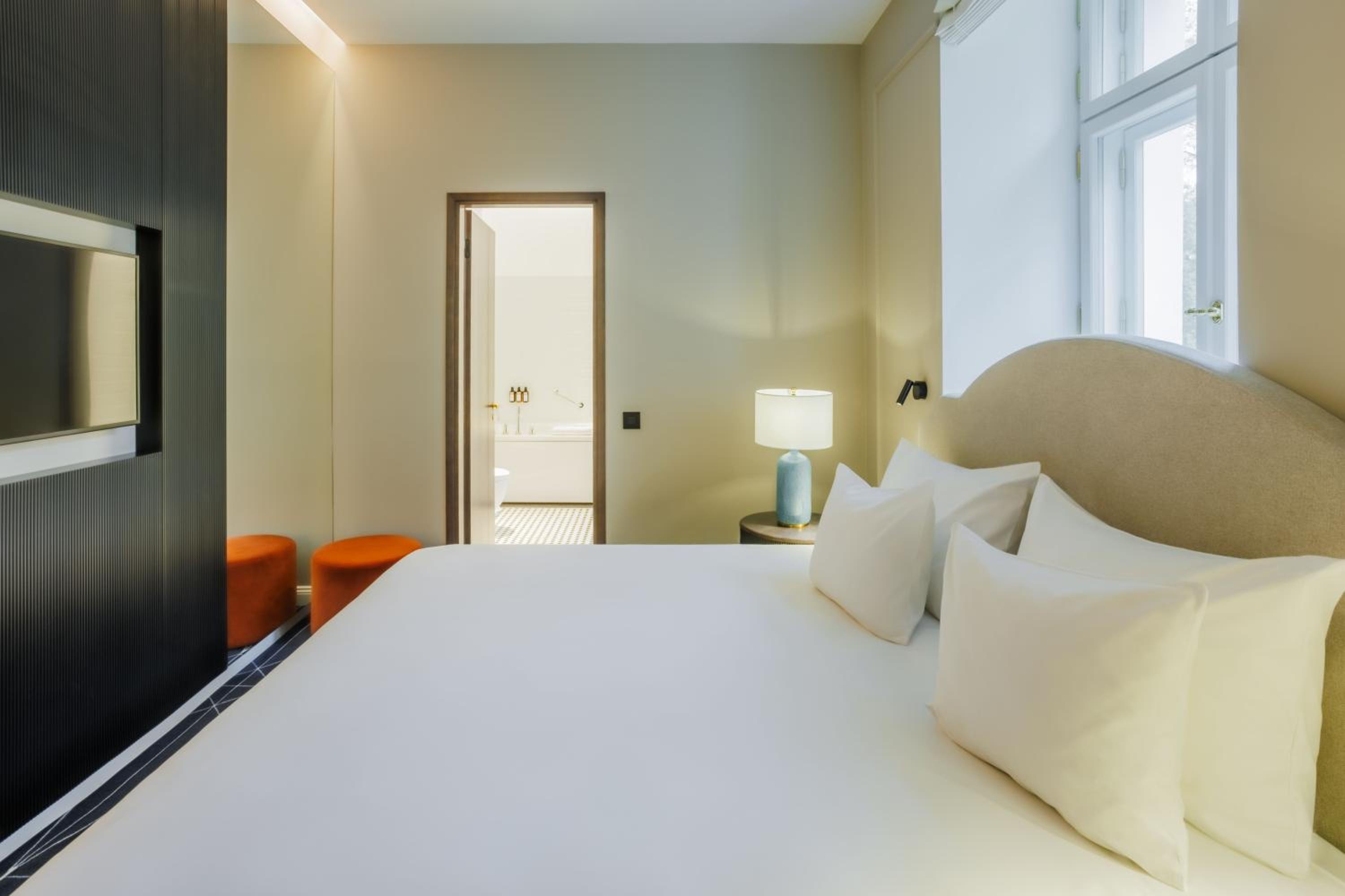 Superior Suite with One Double Bed and Balcony - Photo 6