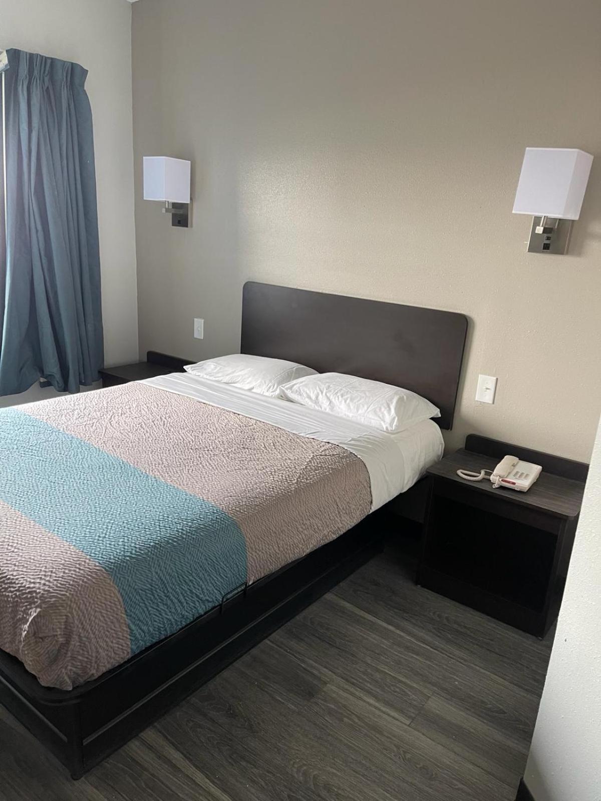 Deluxe King Room - Non-Smoking photo 1