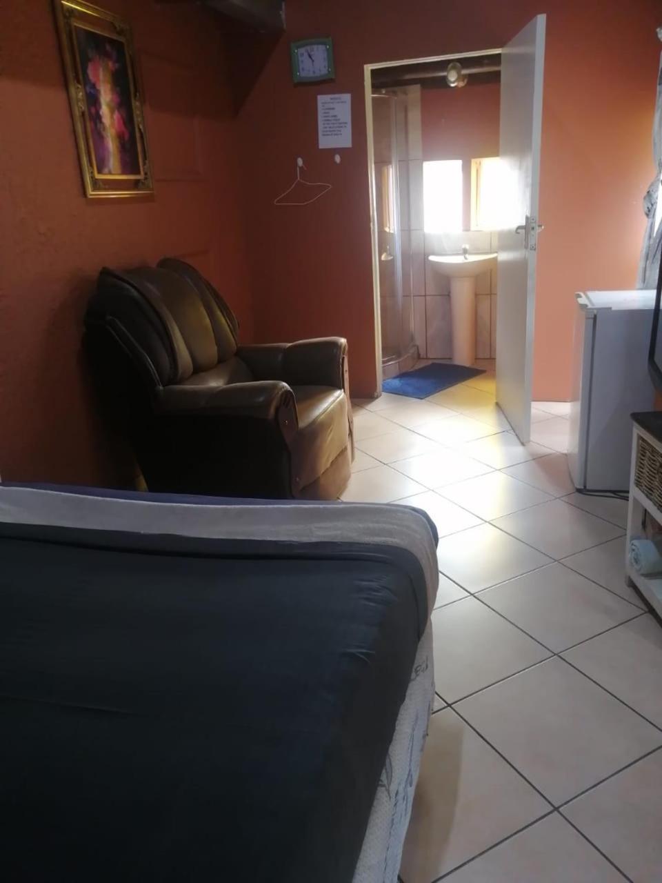 Double Room with Private Bathroom - Photo 6
