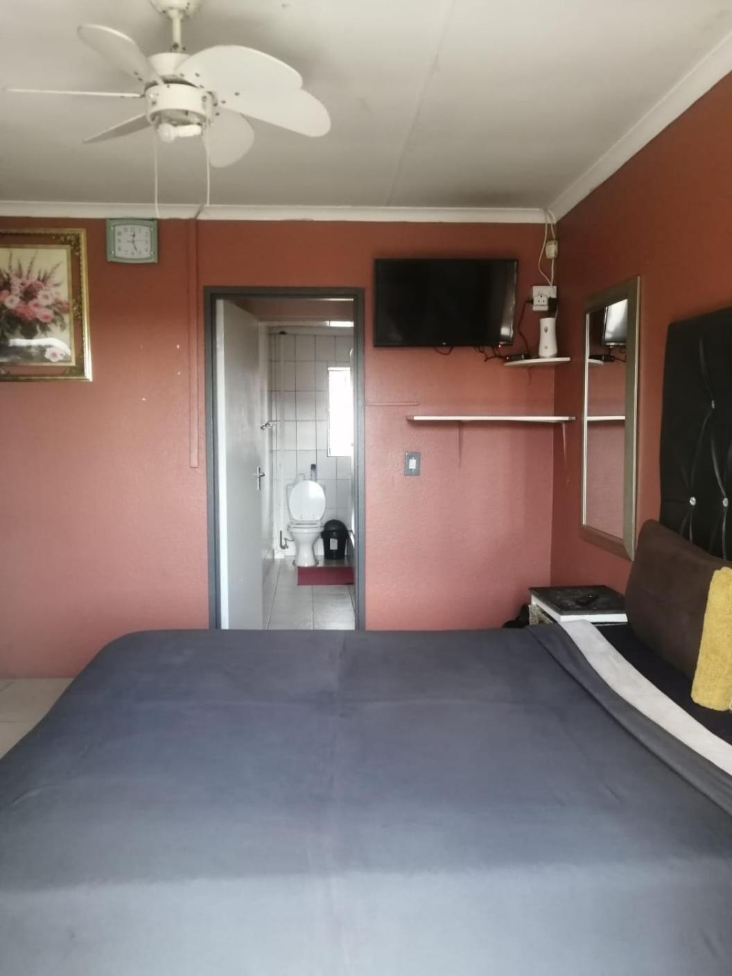 Double Room with Private Bathroom - Photo 7