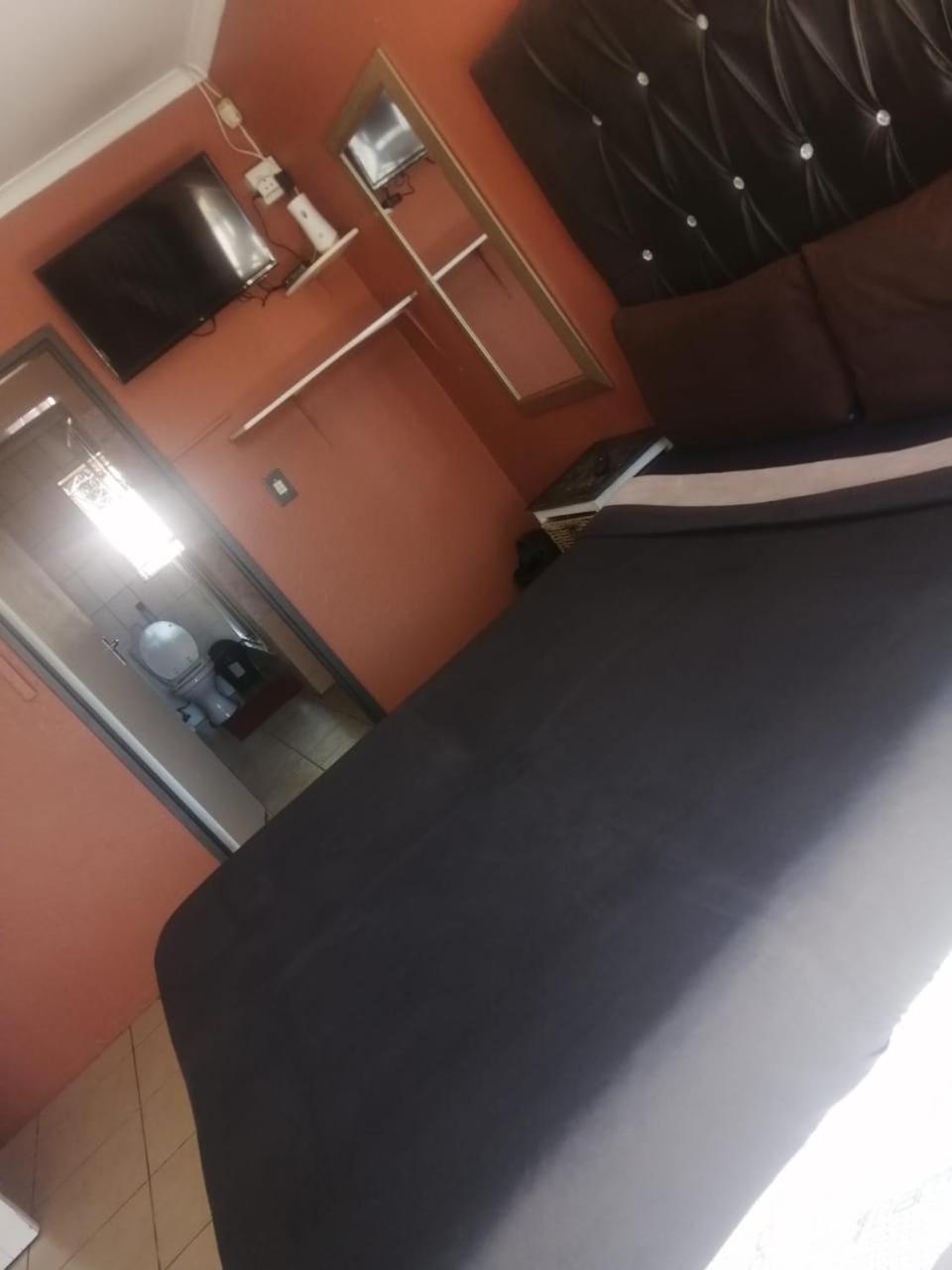 Double Room with Private Bathroom - Photo 8