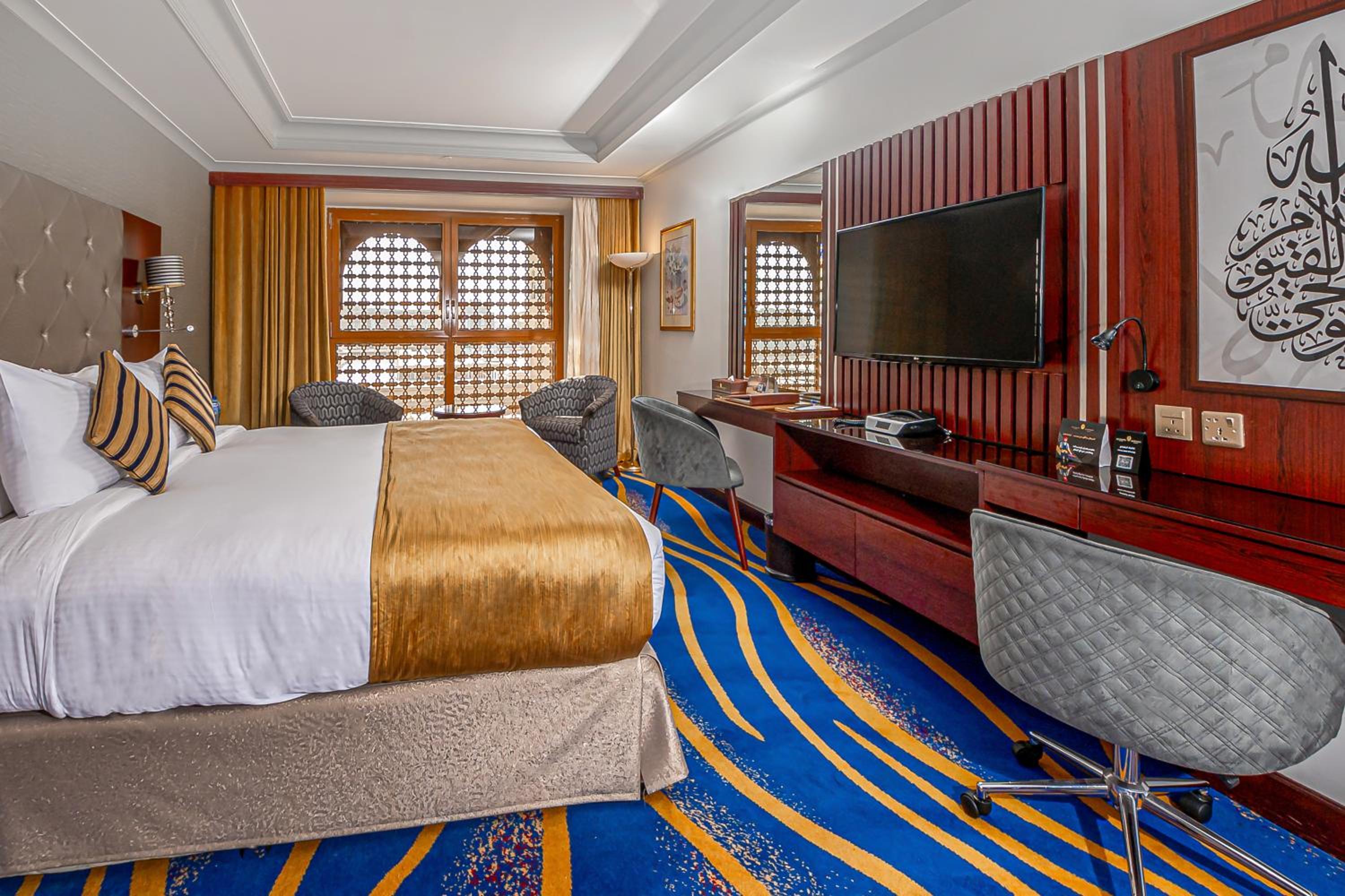 Deluxe King Bed Room with Haram view - Photo 2