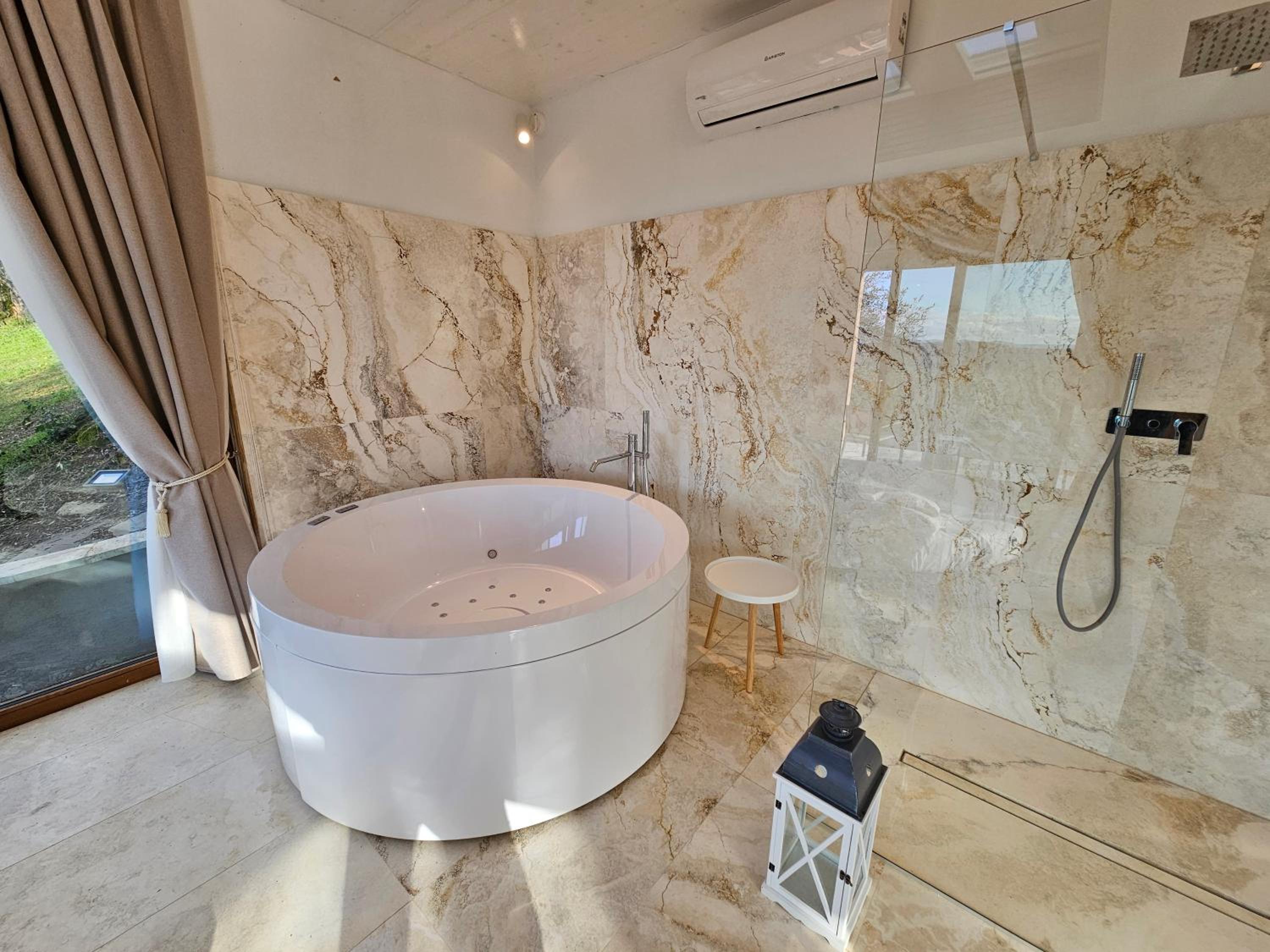 Suite with Spa Bath - Photo 9