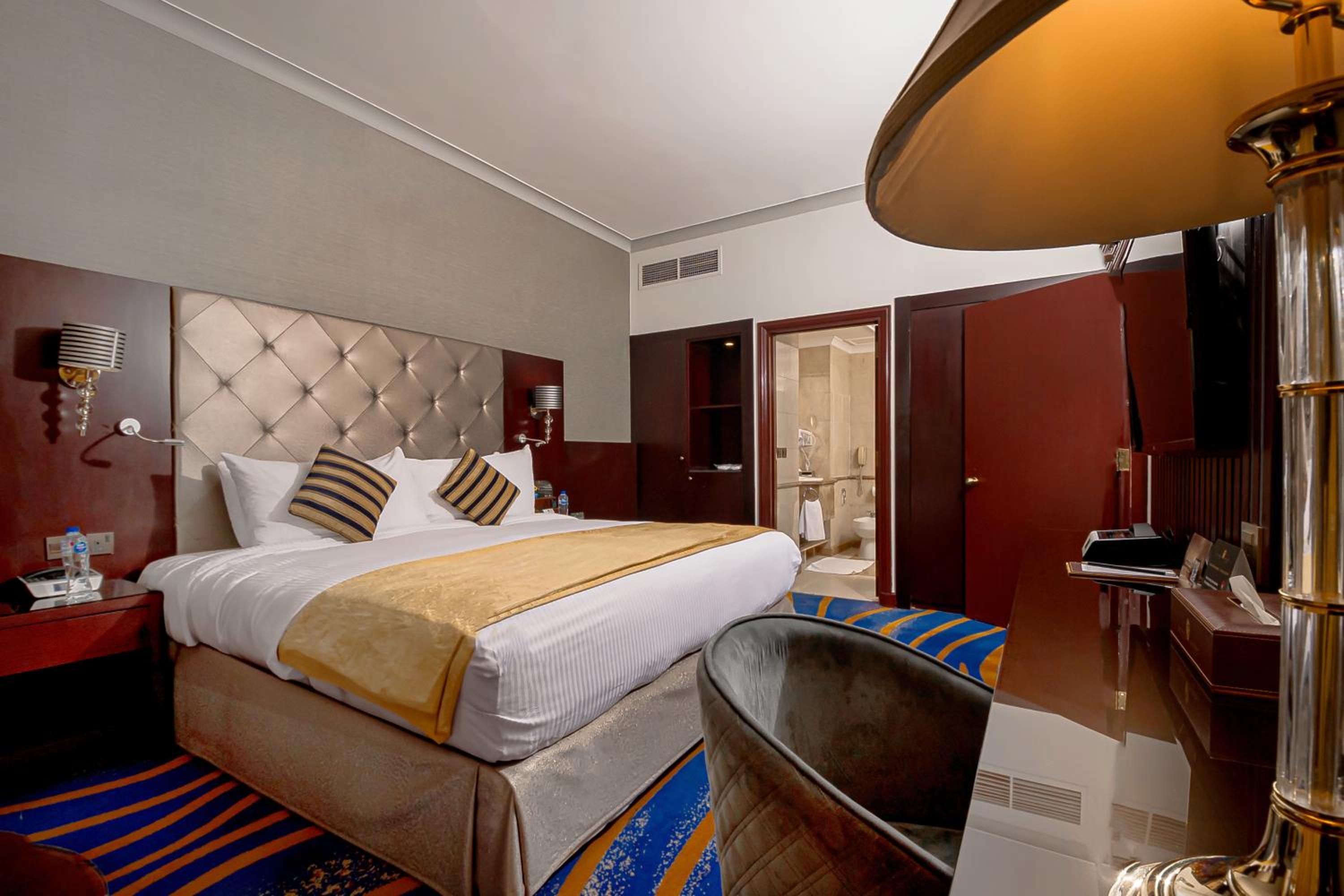Business suite 1-Bedroom with Corner View  - Photo 4