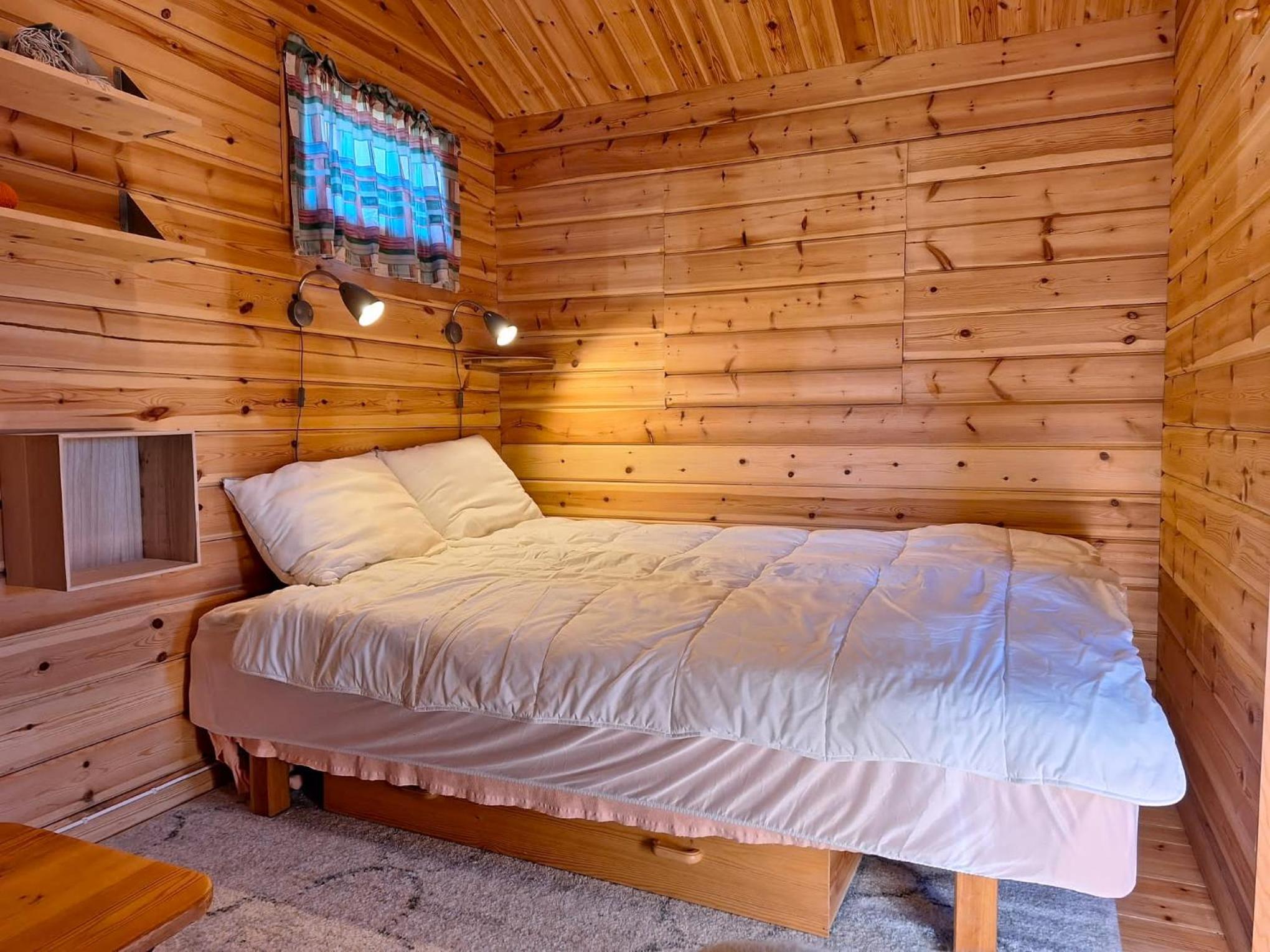 Cabane avec toilettes séches et reserve d'eau photo 1