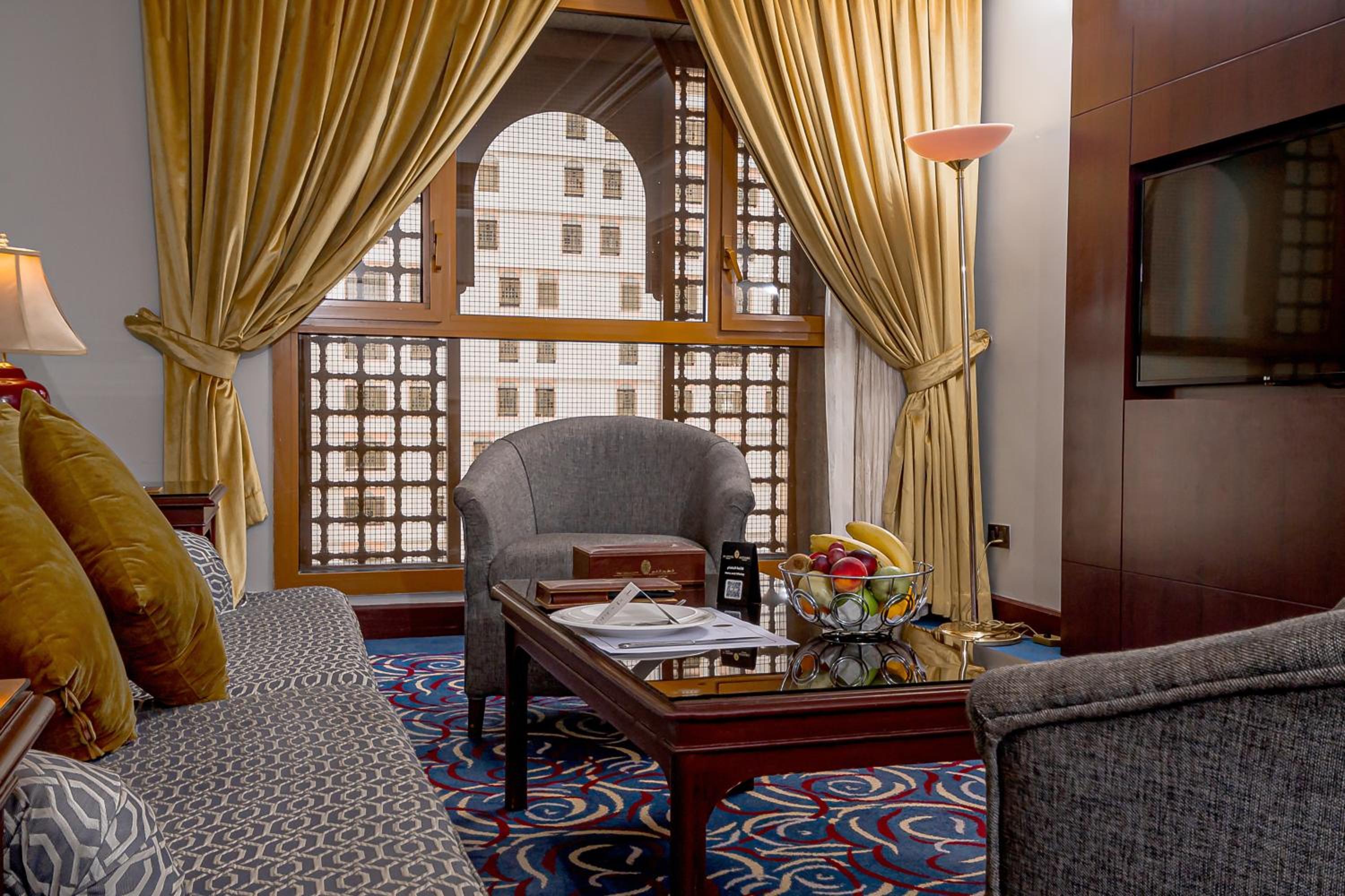 Business suite 1-Bedroom with Corner View  - Photo 2
