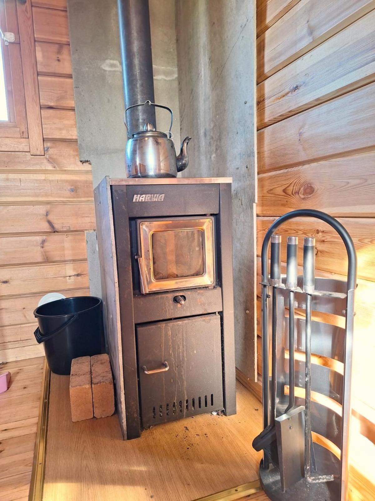 Cabane avec toilettes séches et reserve d'eau photo 2