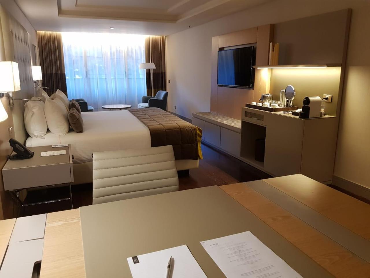 Deluxe King Suite with Park View - Mobility Accessible