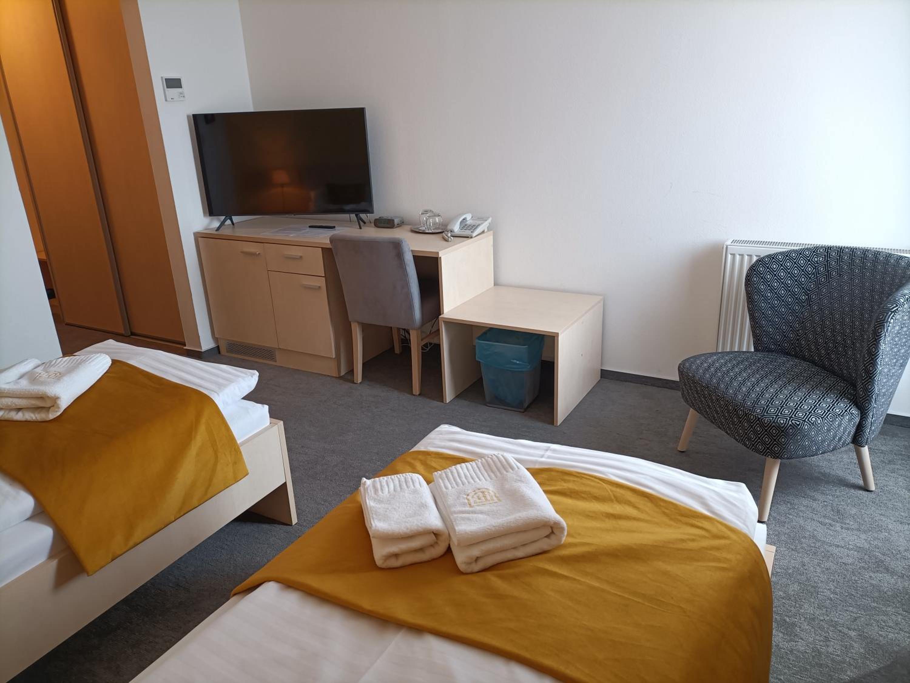 Standard Twin Room - Photo 3
