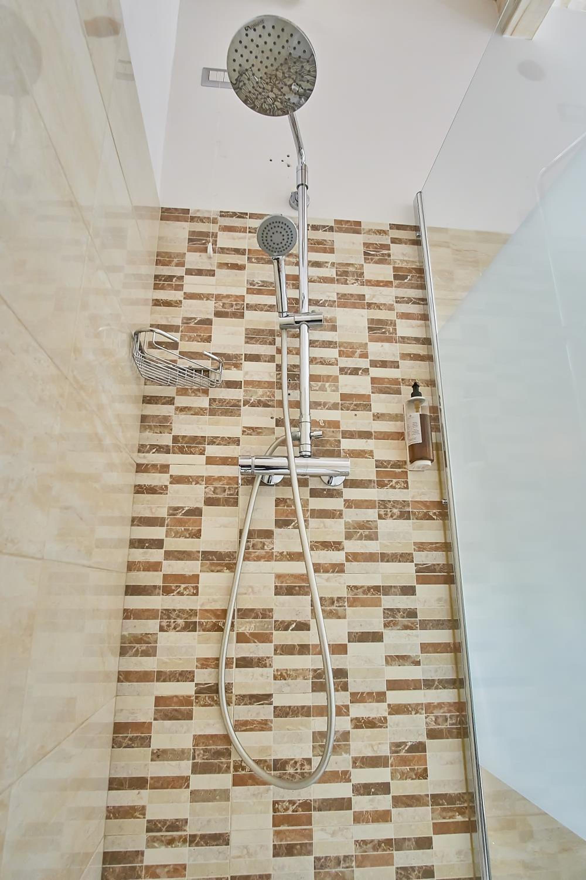Quadruple Room with Private Bathroom - Photo 11