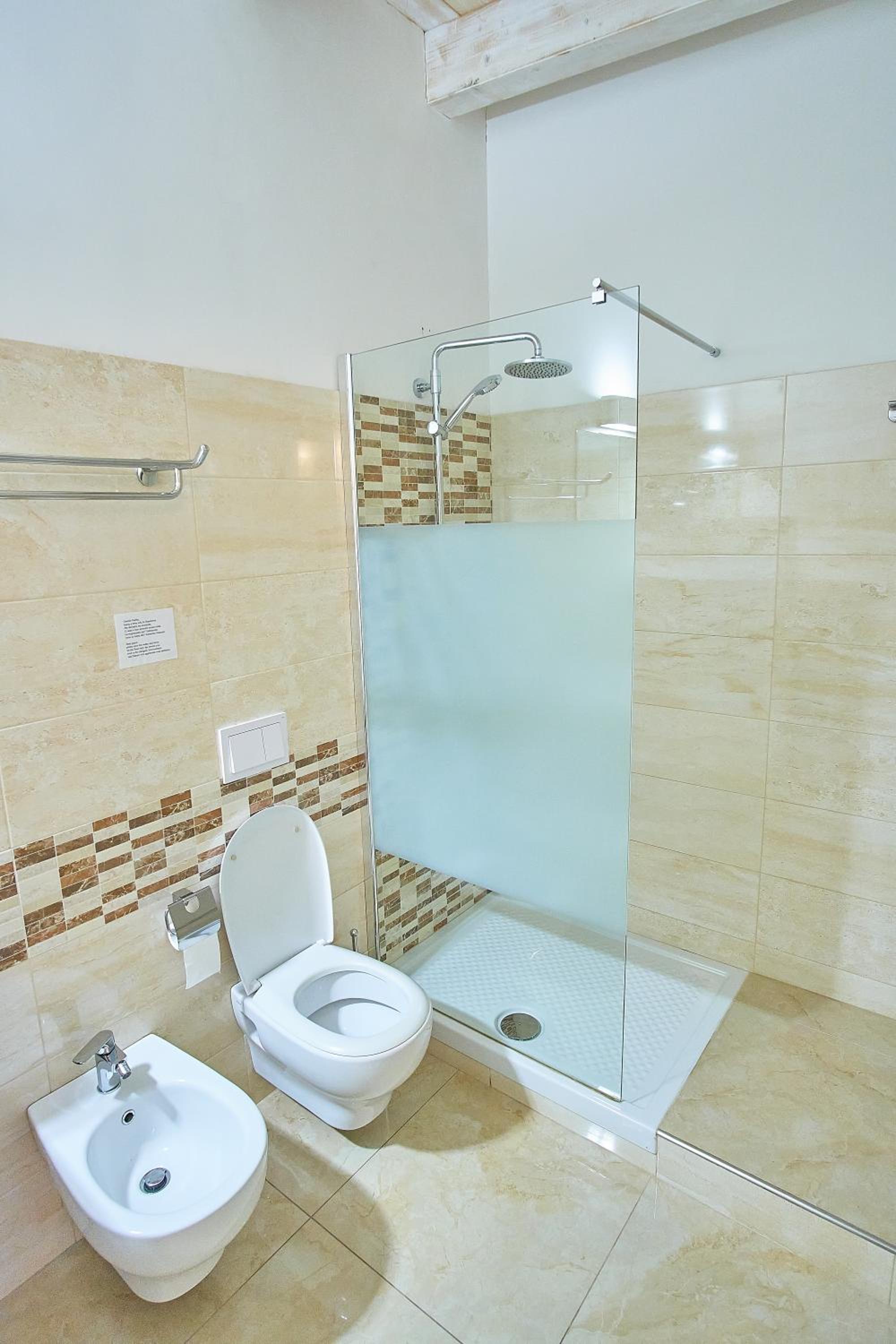 Quadruple Room with Private Bathroom - Photo 12