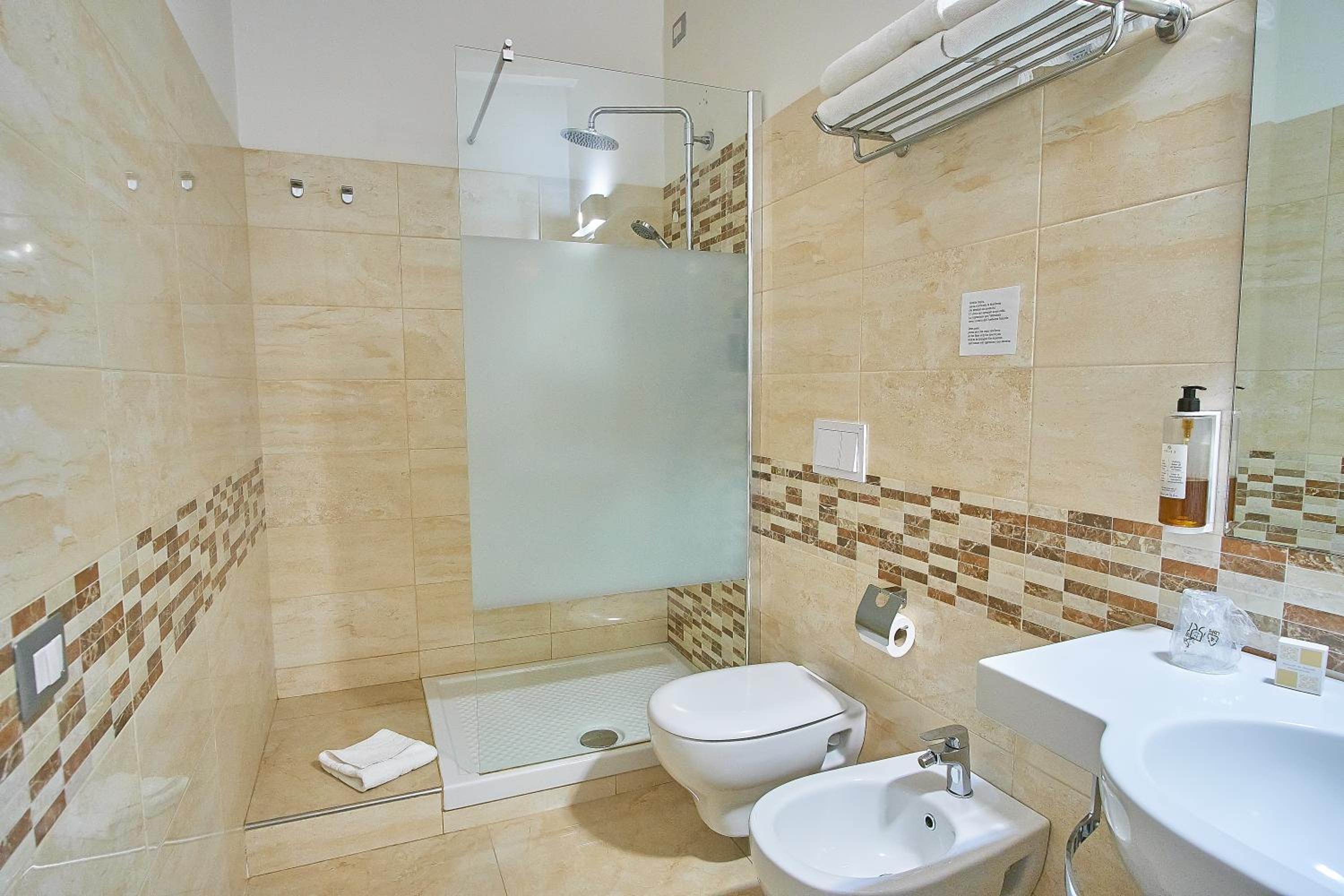 Quadruple Room with Private Bathroom - Photo 14