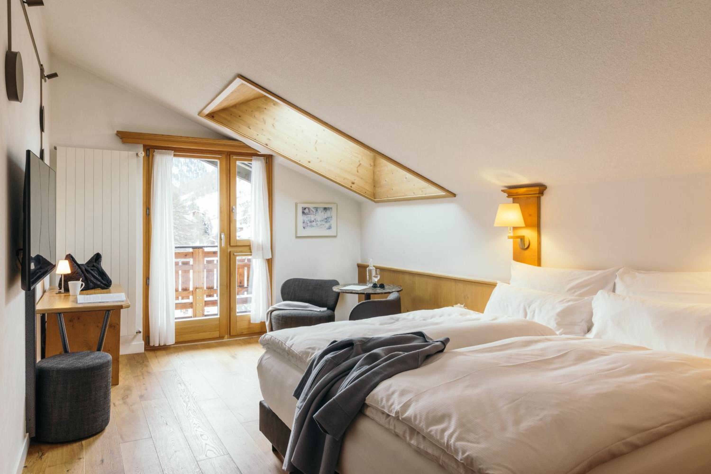 Deluxe Double Room with Matterhorn View - Photo 2