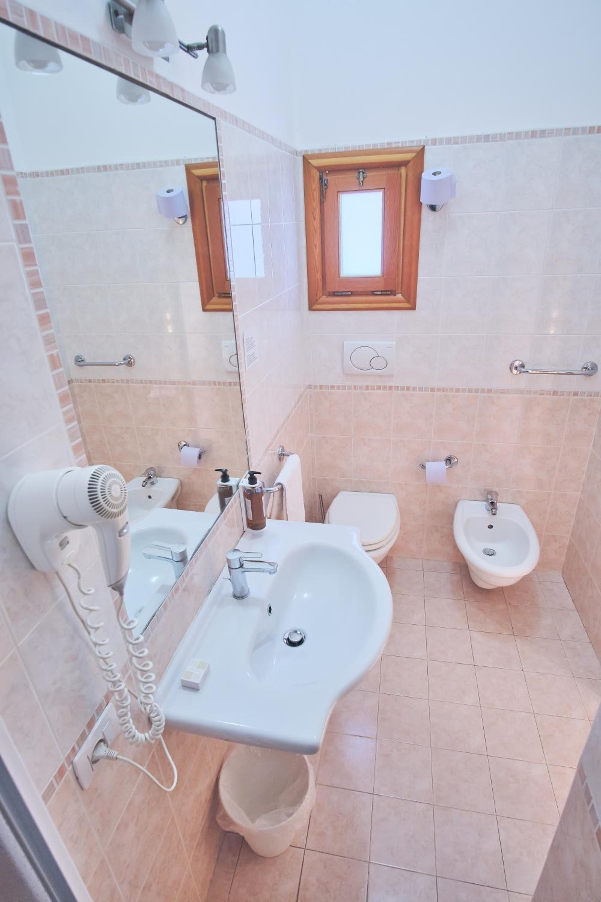 Twin Room with Private Bathroom - Photo 2