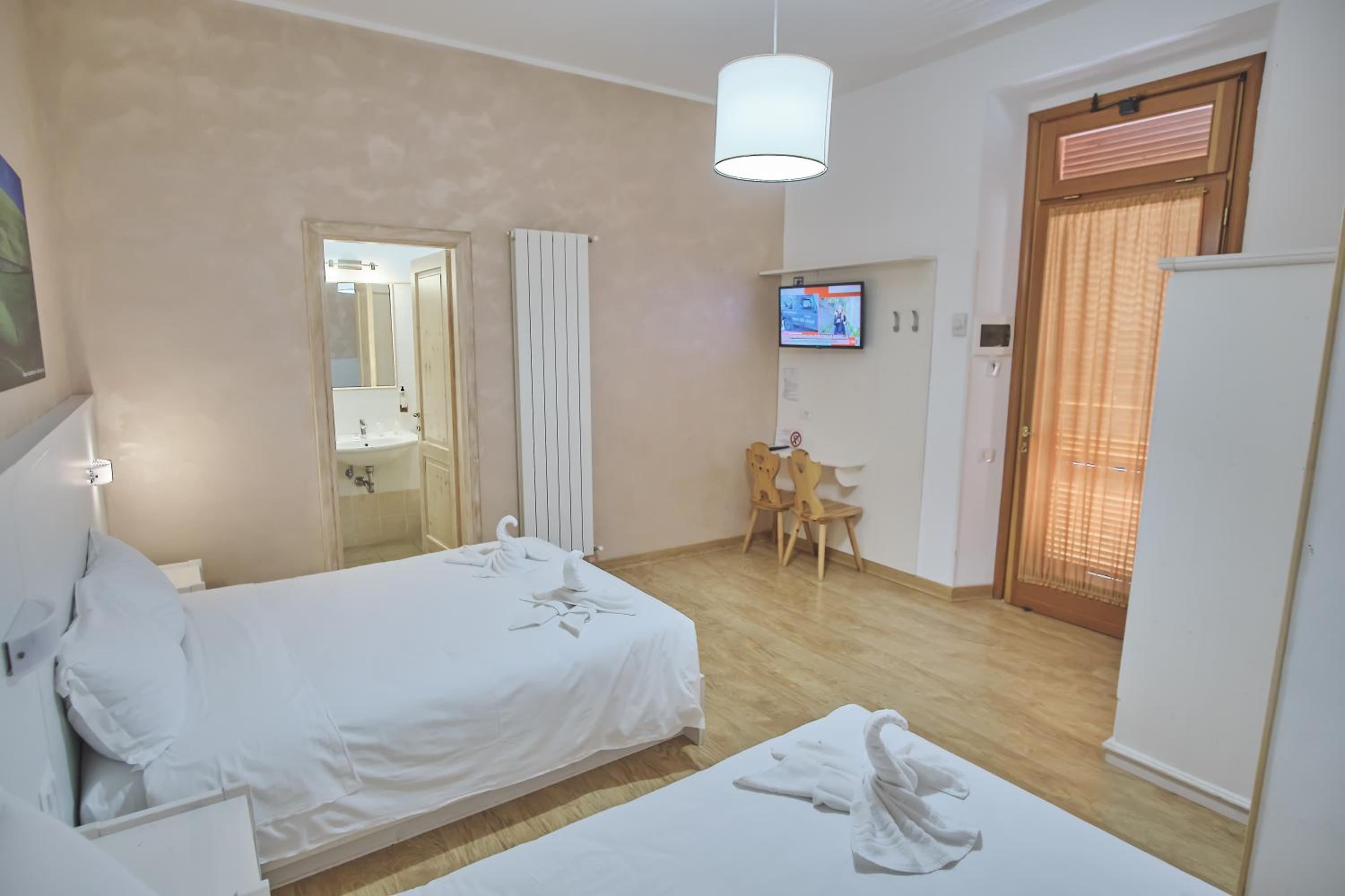 Quadruple Room with Private Bathroom - Photo 18