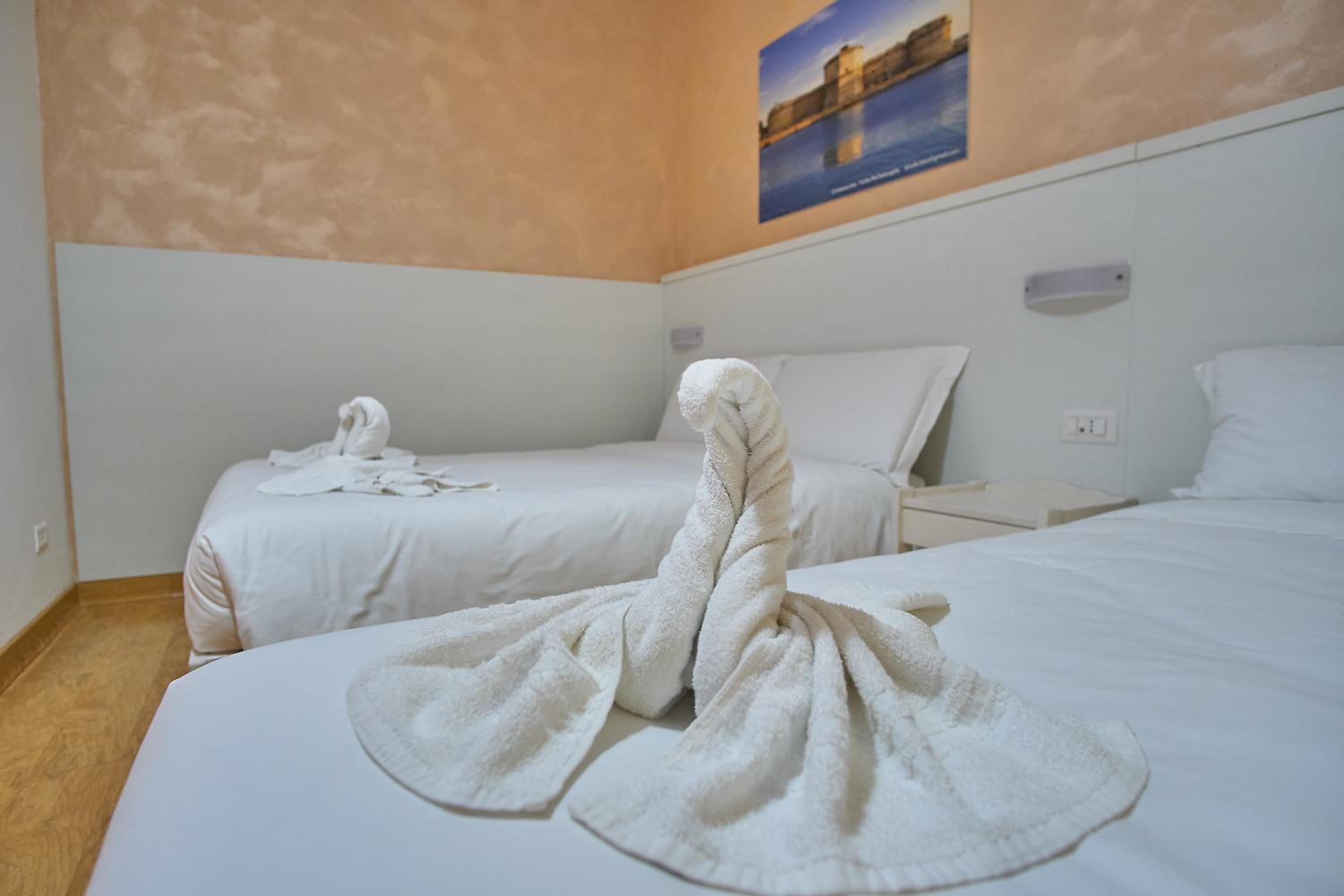 Quadruple Room with Private Bathroom - Photo 9
