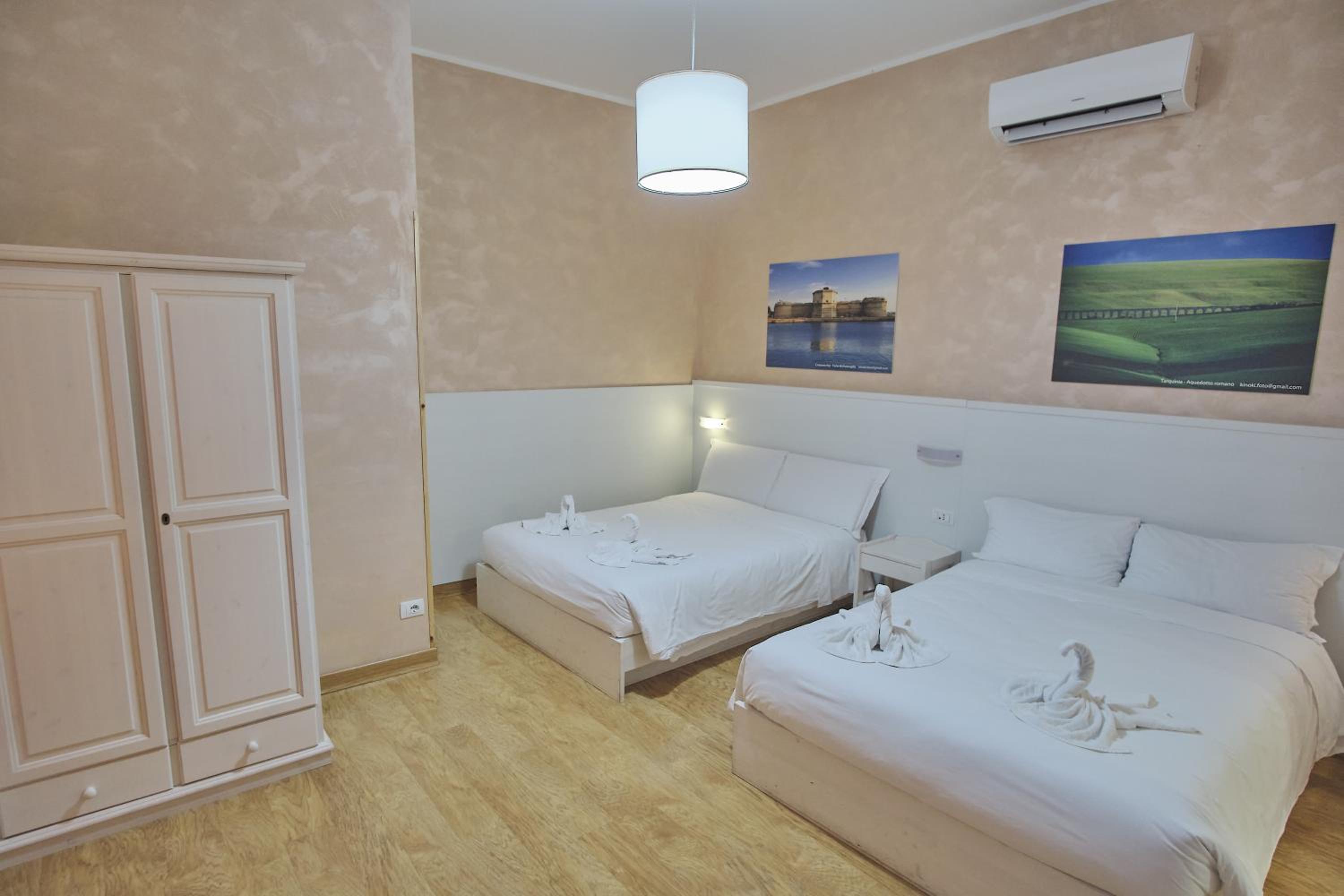 Quadruple Room with Private Bathroom - Photo 17