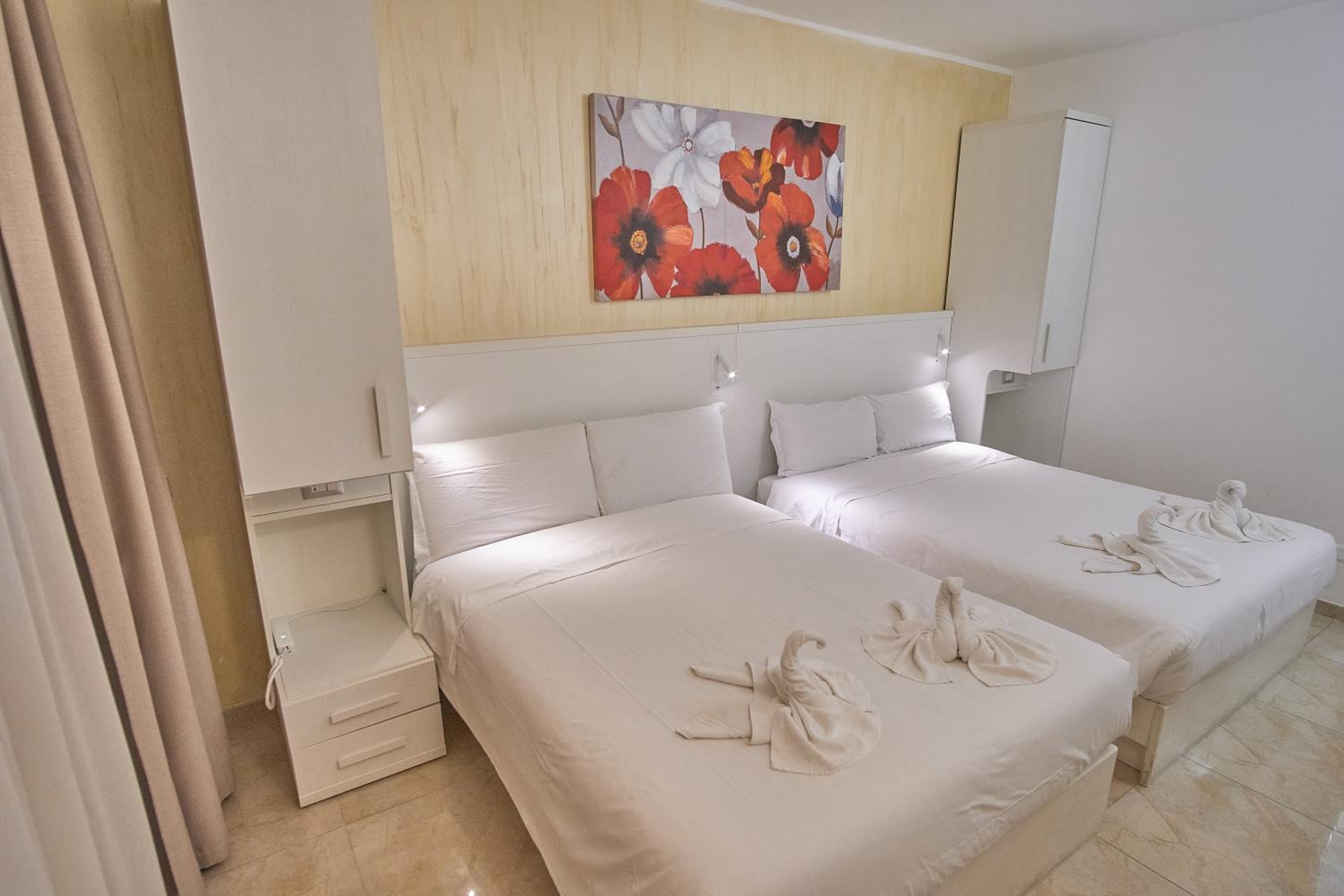Quadruple Room with Private Bathroom - Photo 8