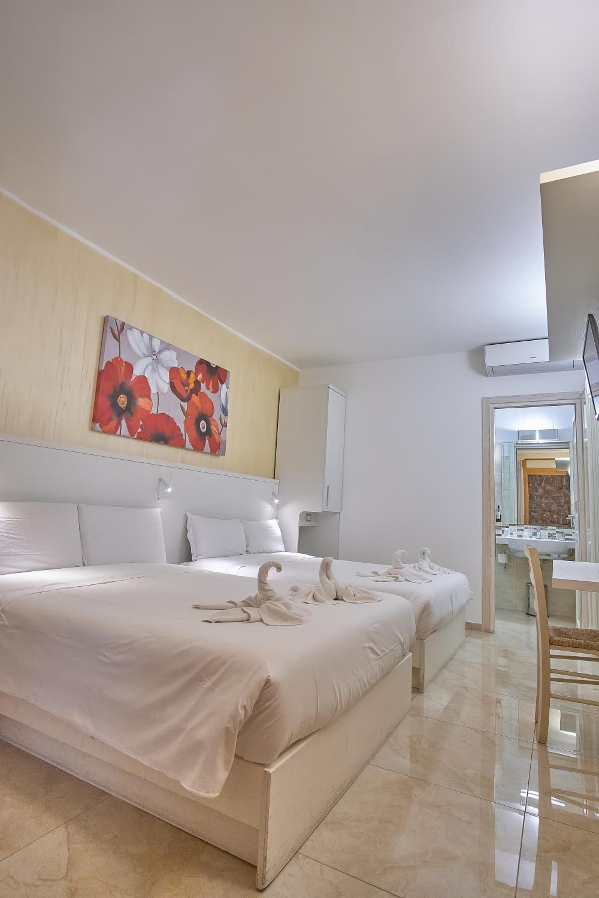 Quadruple Room with Private Bathroom - Photo 7