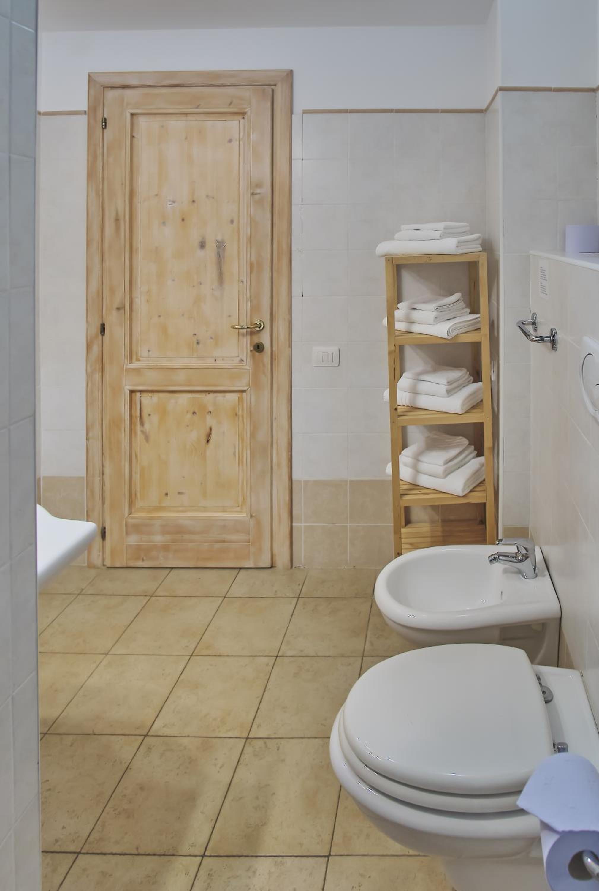 Quadruple Room with Private Bathroom - Photo 6
