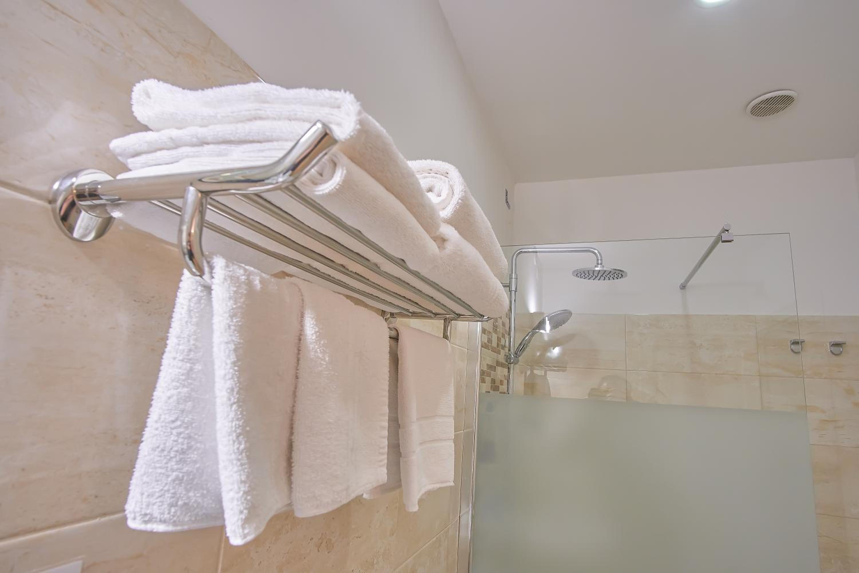 Quadruple Room with Private Bathroom - Photo 10